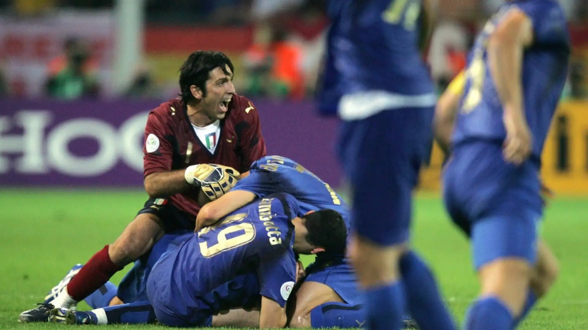 In maglia bianconera Buffon vince praticamente tutto: 10 scudetti, 5 Coppa Italia e 6 Supercoppe italiane