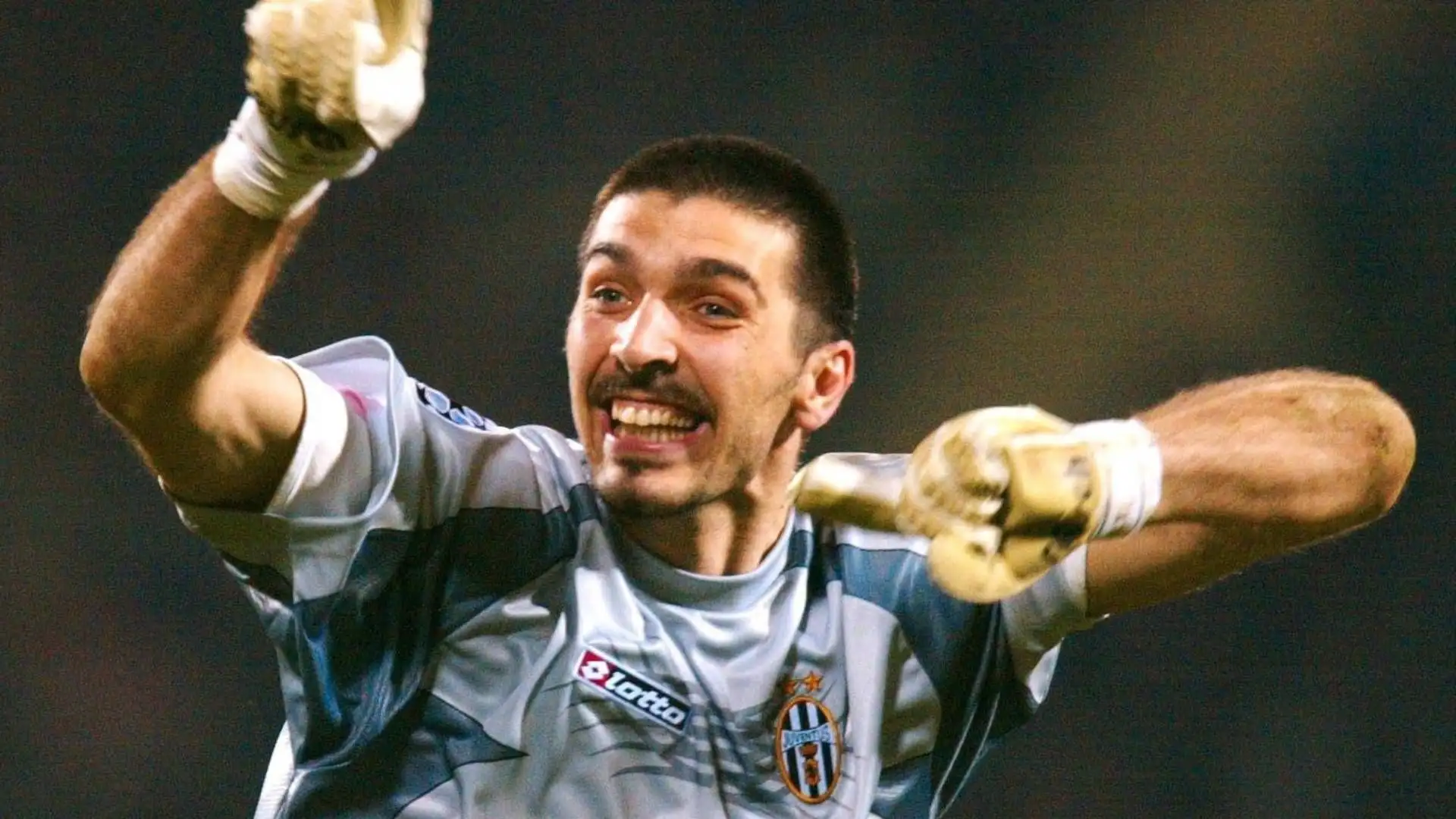 Buffon vanta anche il maggior numero di presenze con l'Italia (176), con cui ha ottenuto anche un secondo posto negli Europei del 2012