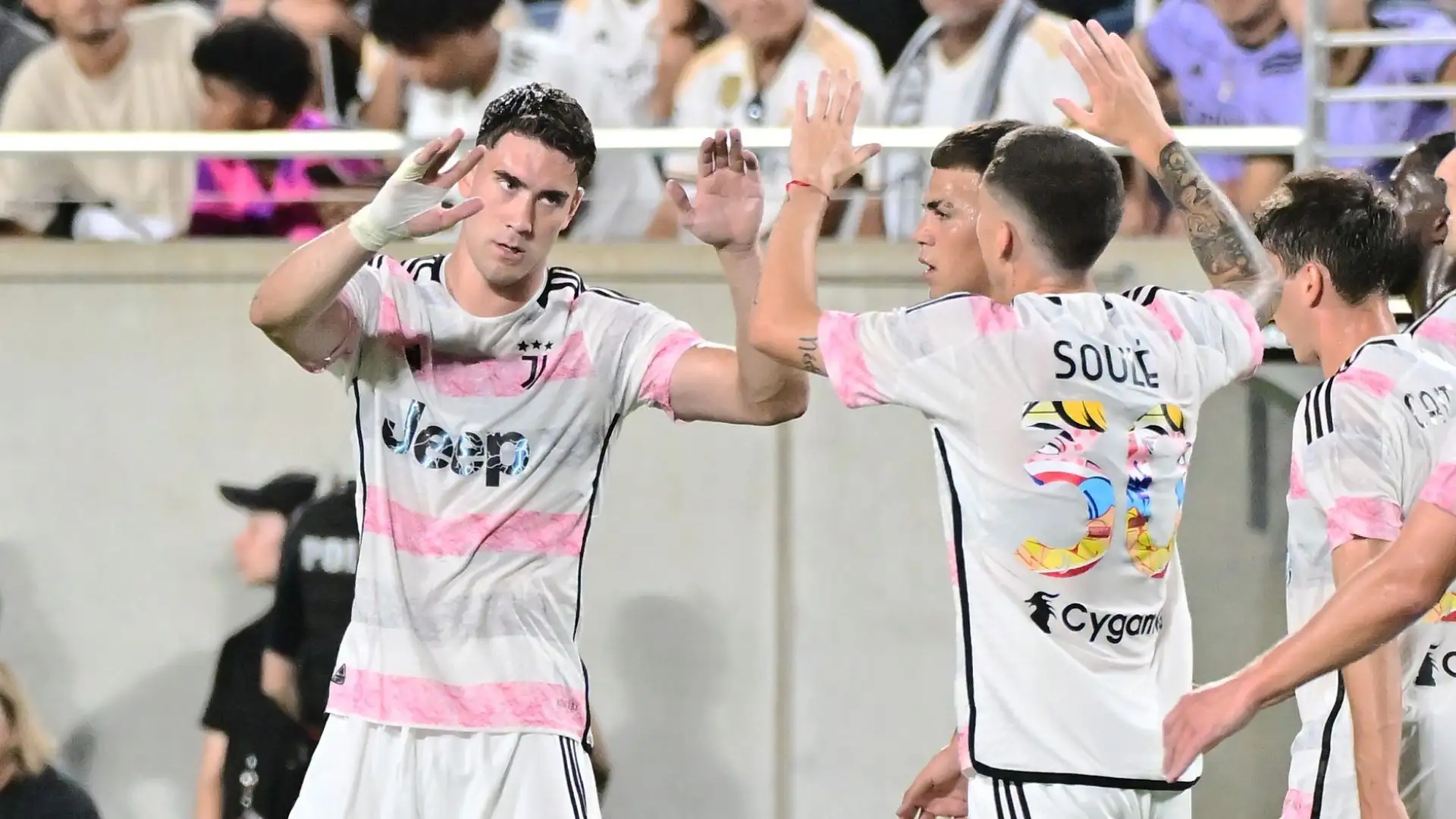Il rendimento non esaltante dello scorso anno aveva messo in dubbio il futuro dell'attaccante alla Juventus
