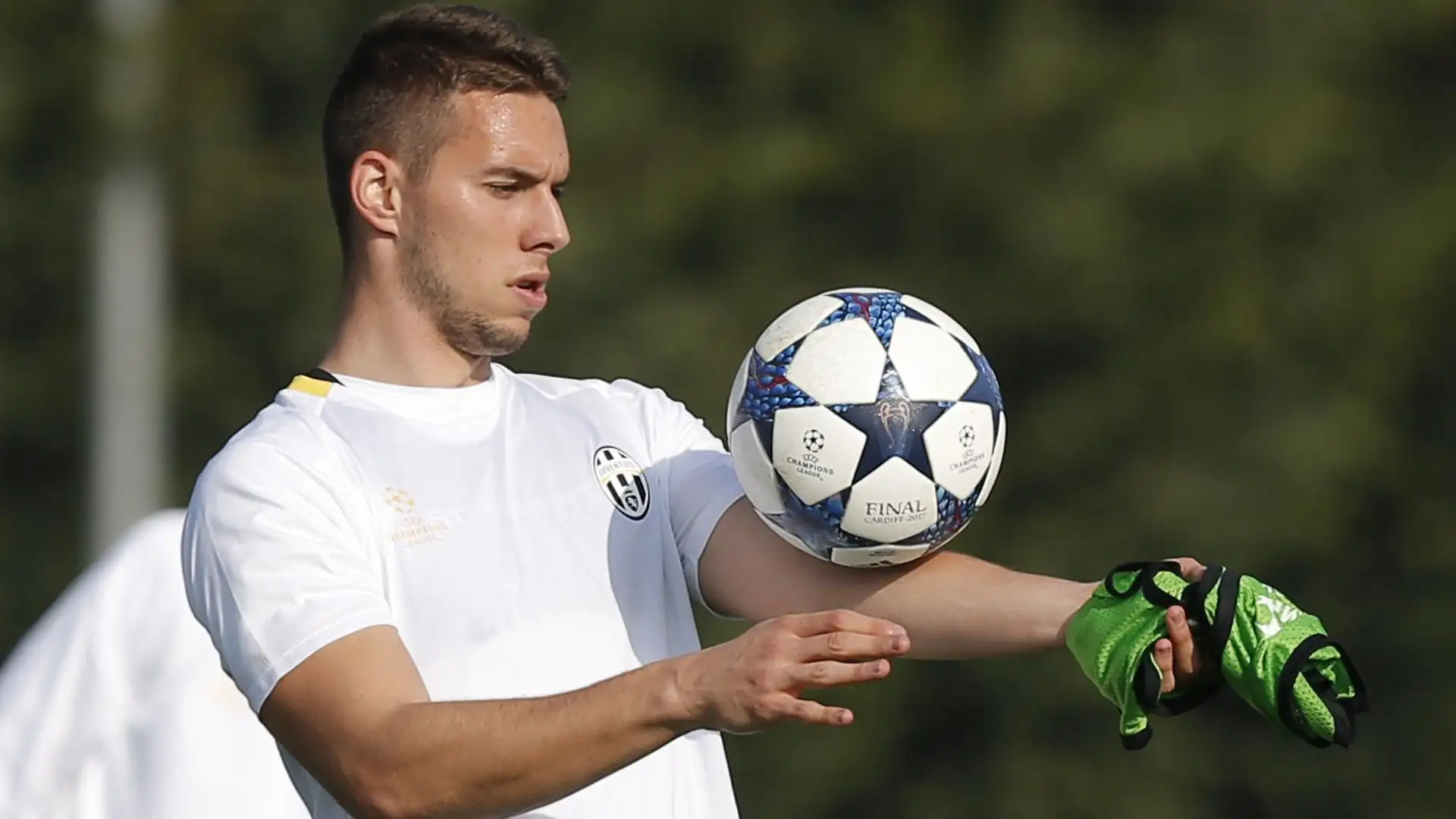 La Juventus nel 2016 ha sborsato ben 30 milioni di euro per comprare il croato dalla Dinamo Zagabria
