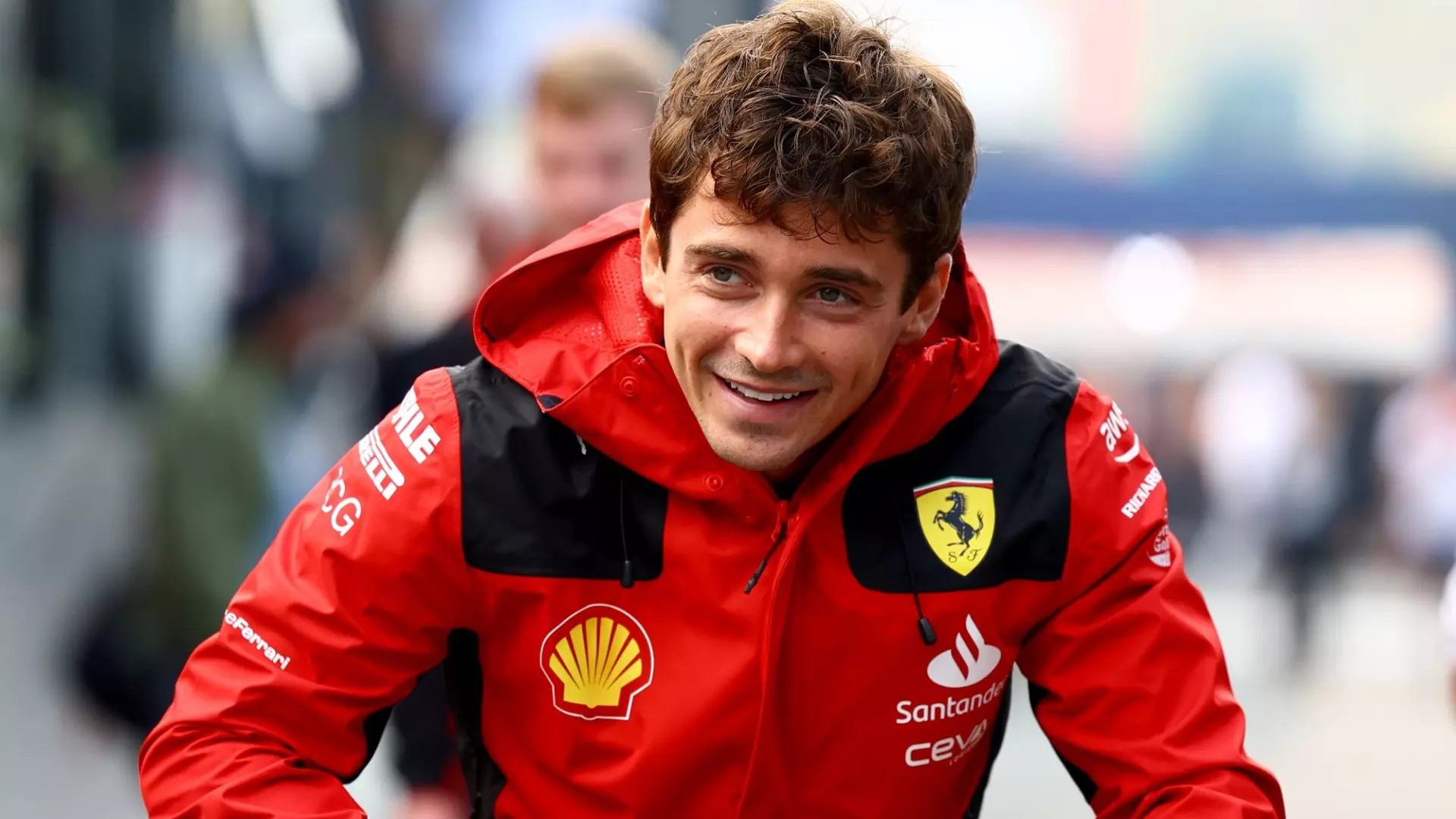 F1 Ferrari: Charles Leclerc resta fedele e apre a Lewis Hamilton
