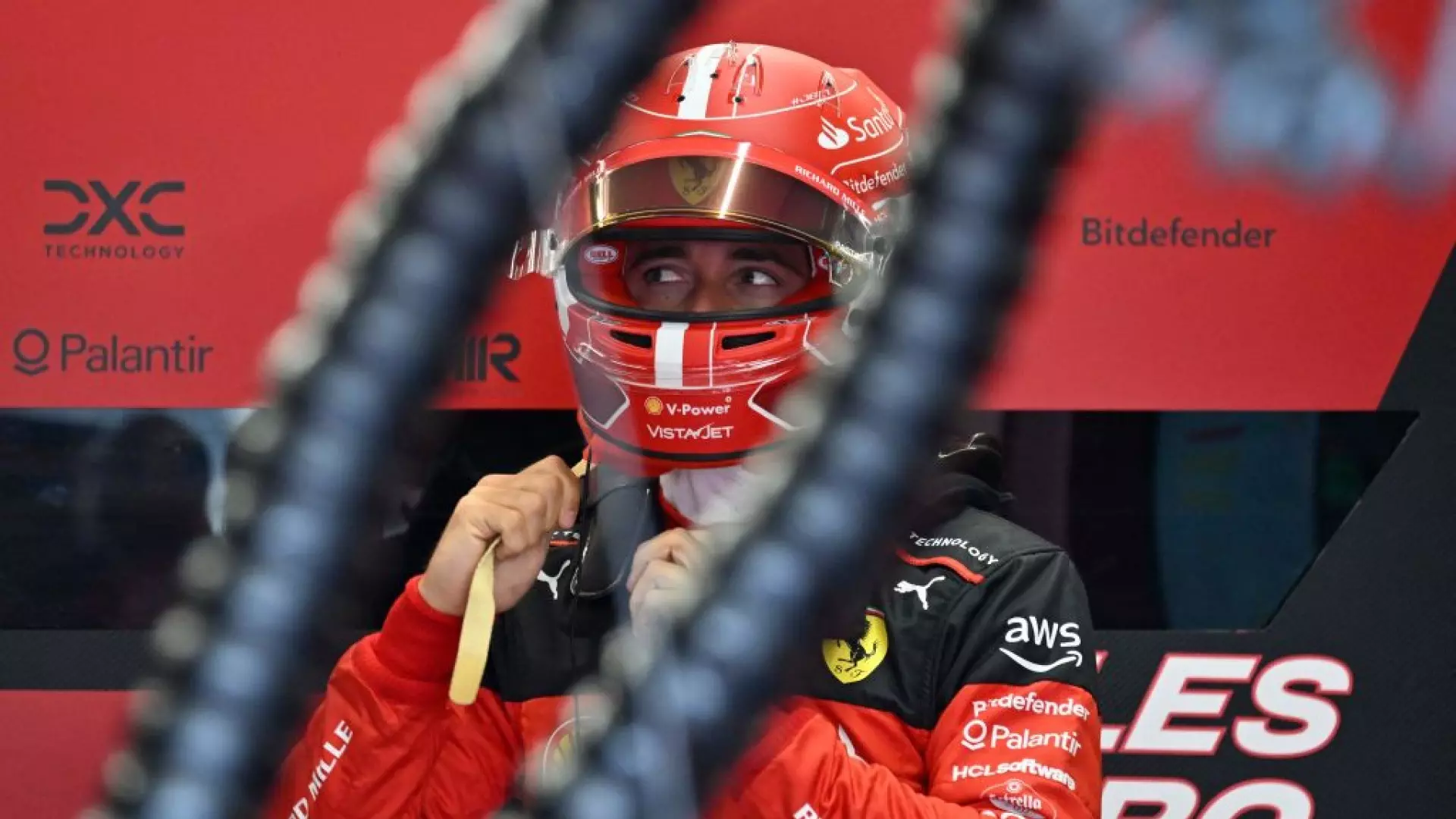 Charles Leclerc sbotta dopo l’incidente