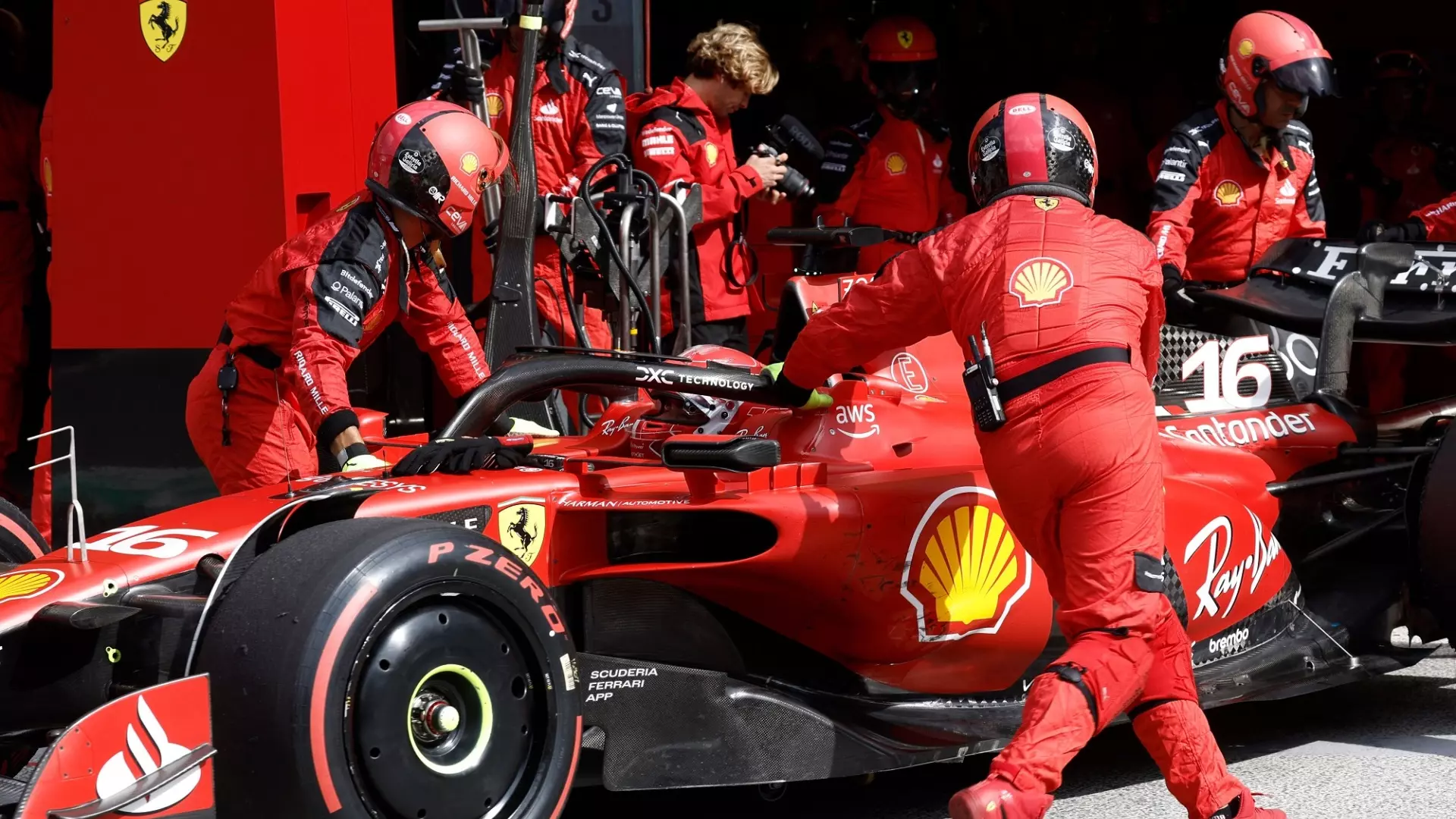 Pasticcio Ferrari ai box, Leclerc resta senza gomme e non nasconde l’amarezza