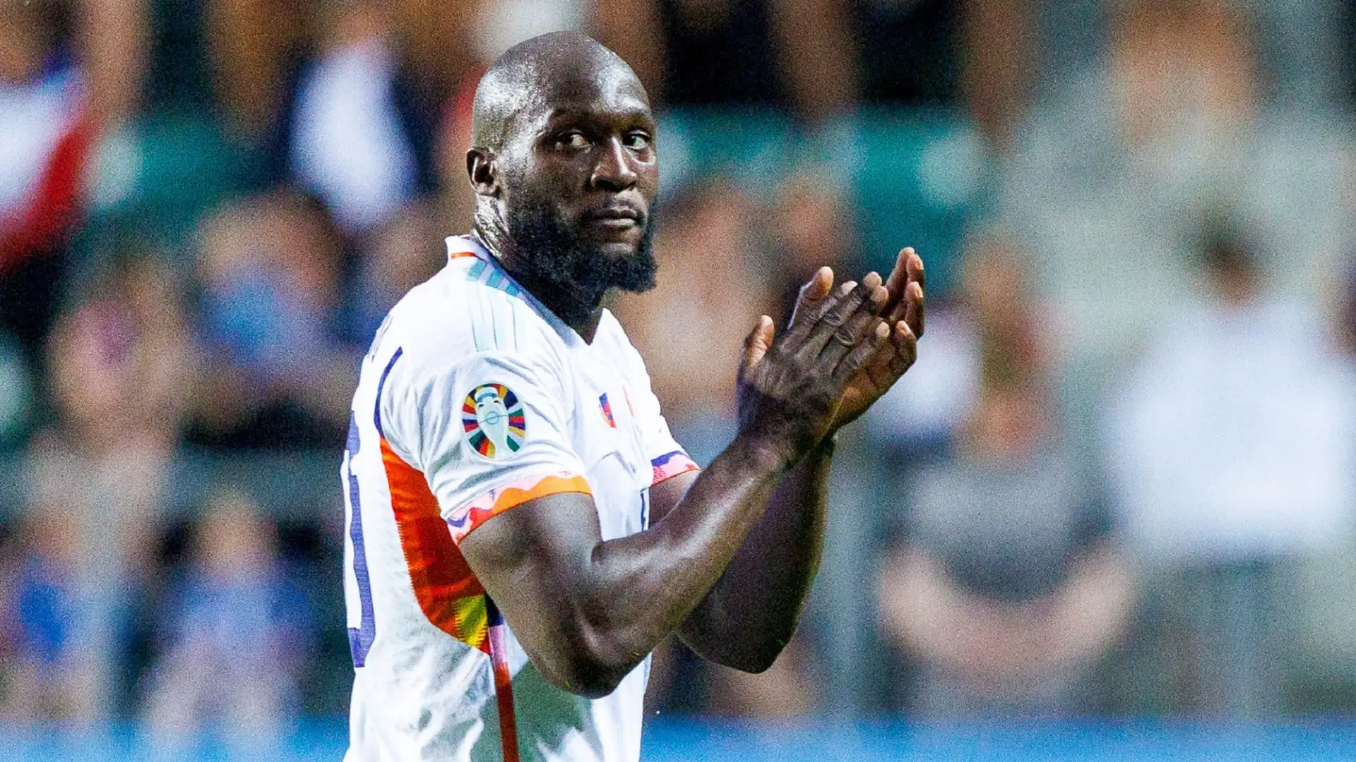 La suggestione Romelu Lukaku: il Milan potrebbe tentare di prenderlo in prestito con diritto di riscatto, un colpo che avrebbe del clamoroso