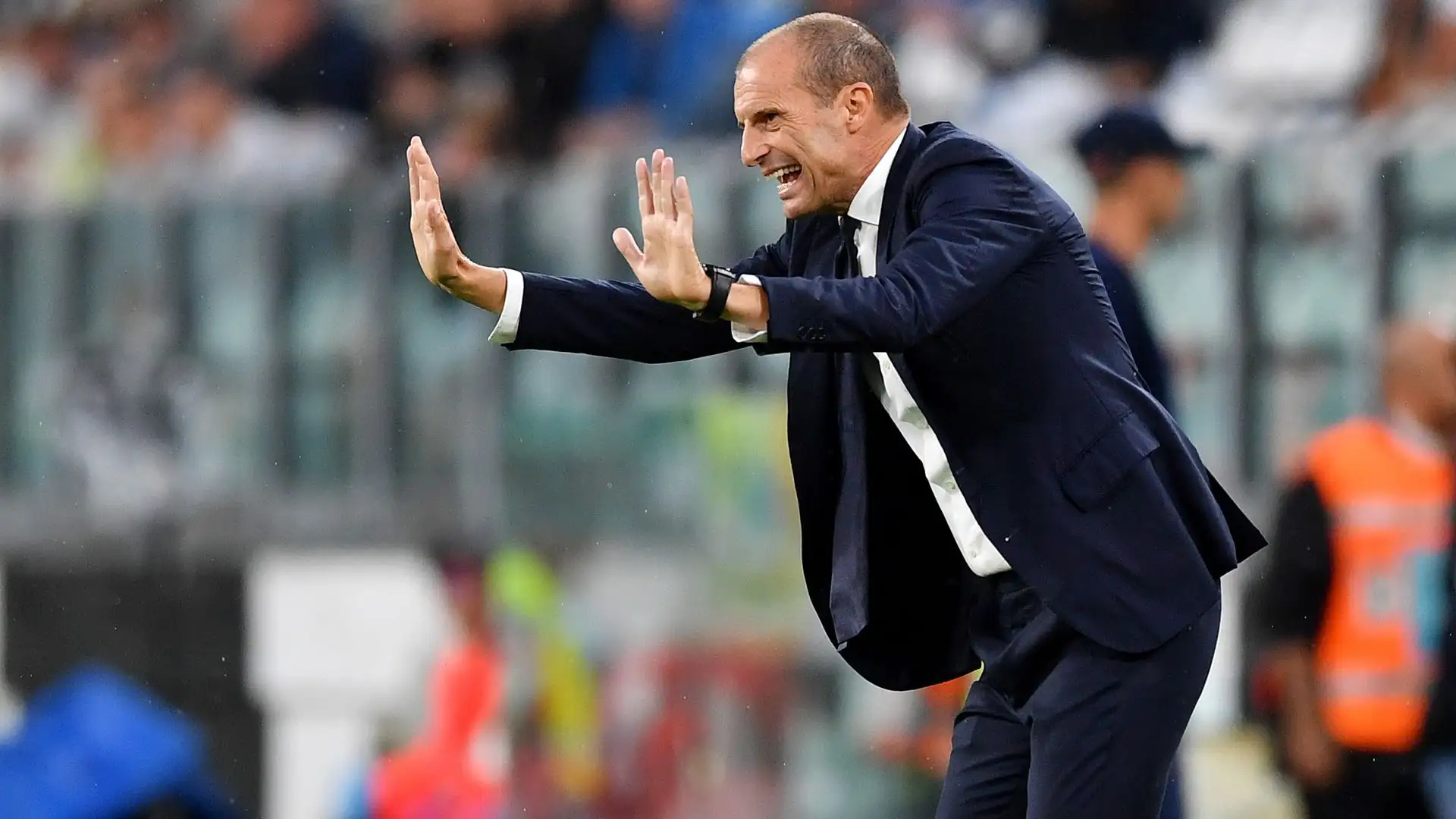 Allegri dice ai suoi calciatori di stare calmi nel corso della gara con gli emiliani