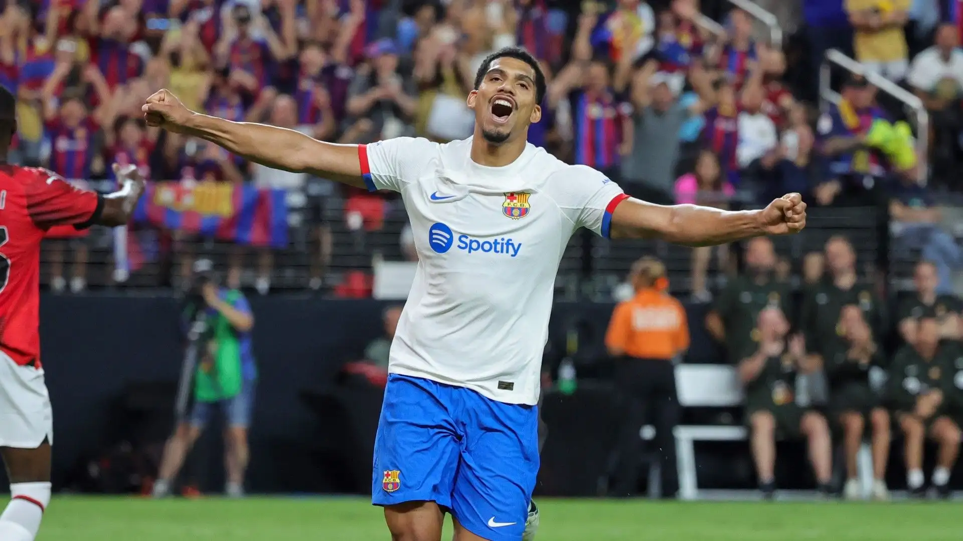 In foto Araujo mentre esulta dopo il gol del compagno