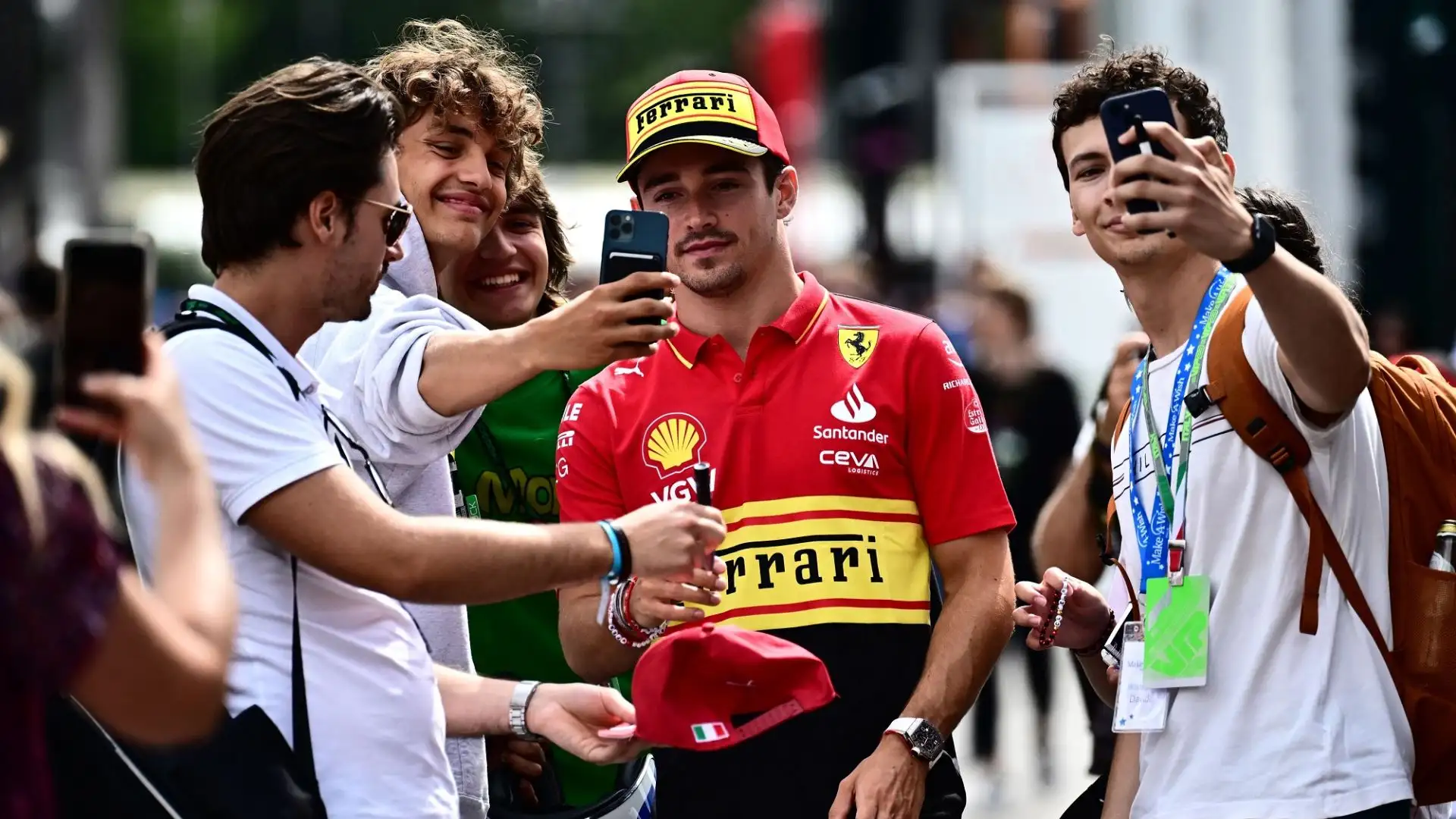 Con una battuta al veleno, il pilota inglese ha paragonato le divise e le tute di Leclerc e Sainz a quelle della famosa catena di fast-food McDonald's