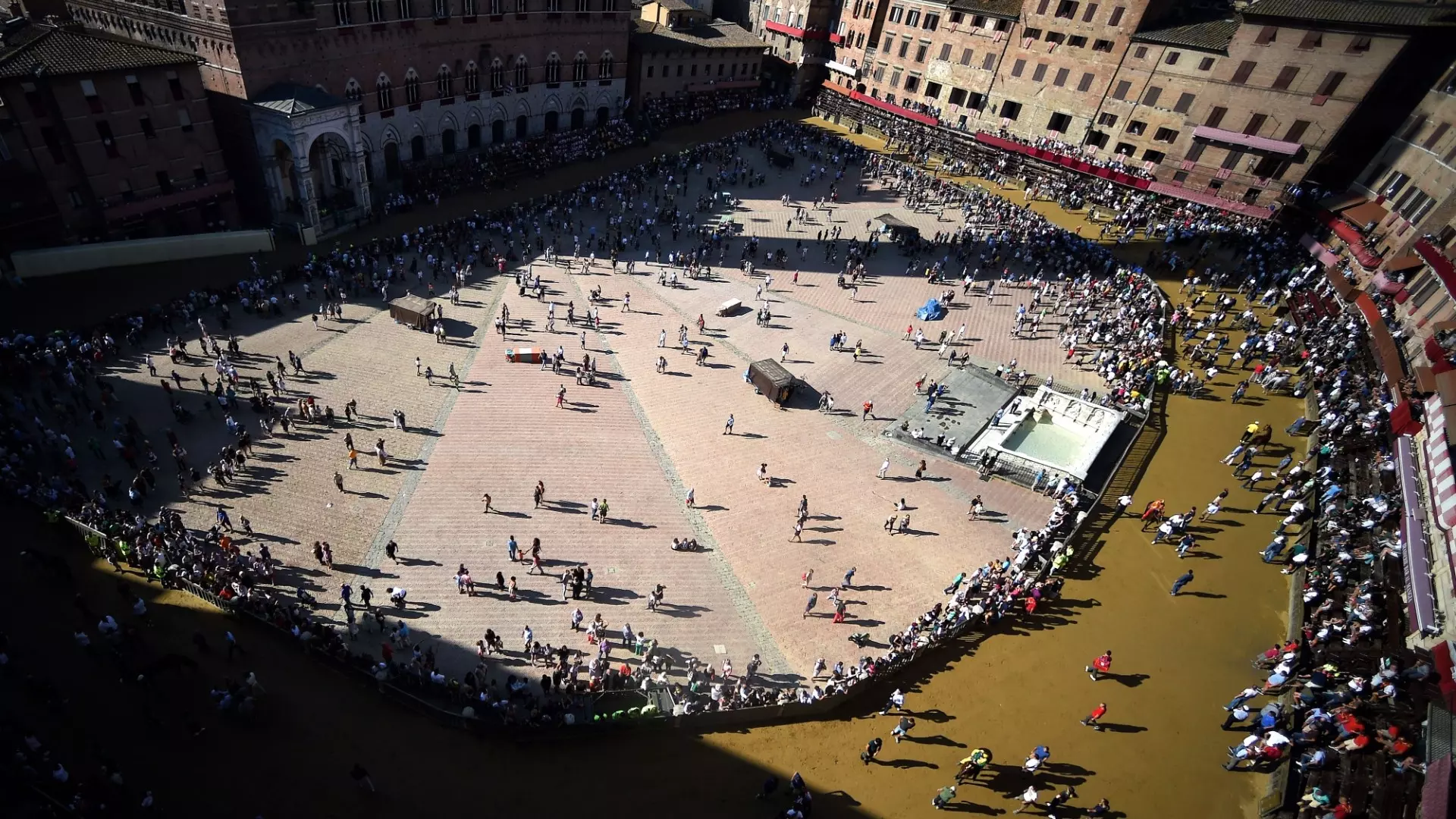 Palio di Siena leggendario: vince l’Oca sulla Torre, entrambi senza fantino