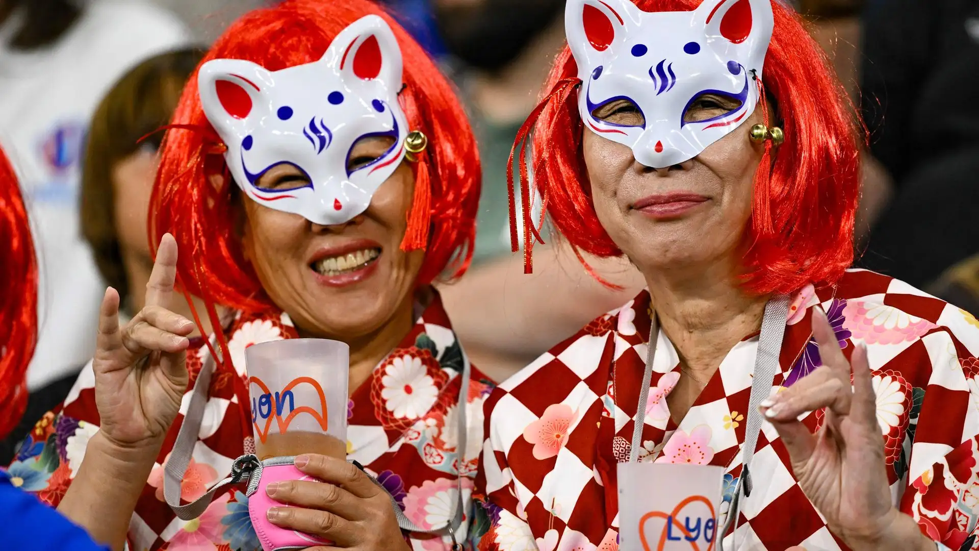 Due tifose asiatiche hanno preferito non sbilanciarsi