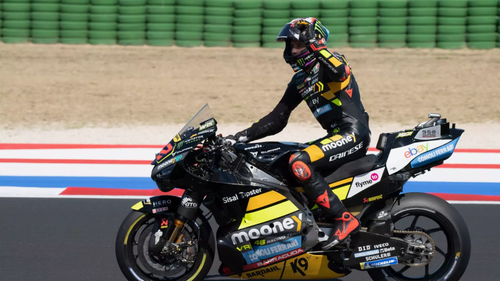 Marco Bezzecchi scherza con Pecco Bagnaia