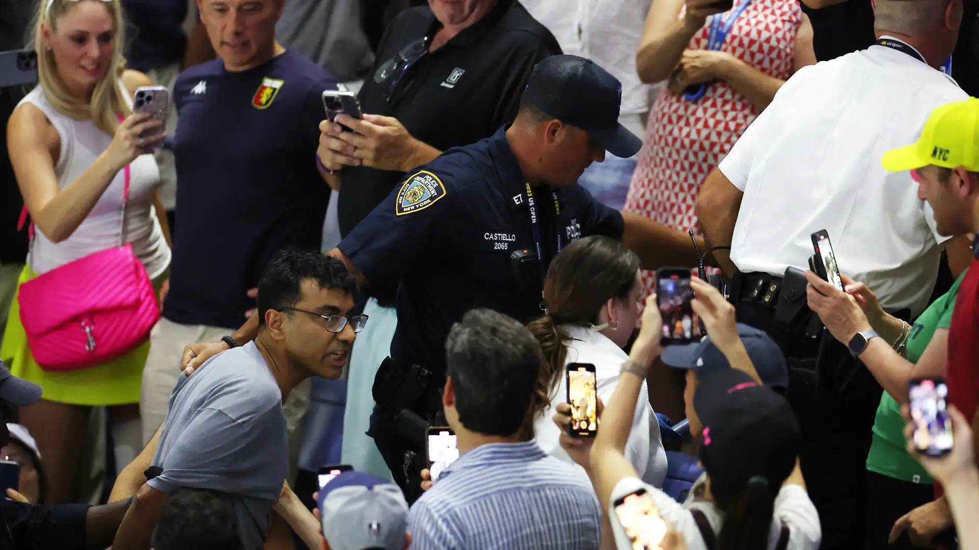 Mentre l'uomo veniva scortato all'uscita gli spettatori facevano fotografie