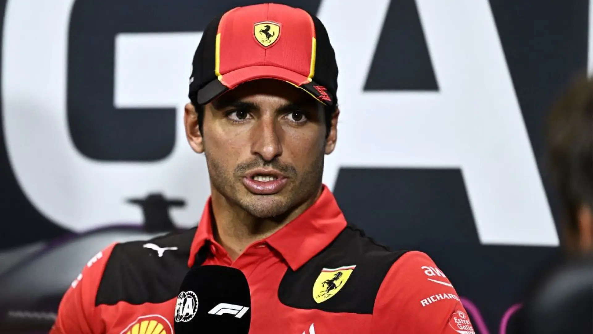 Ferrari, Carlos Sainz si guarda le spalle