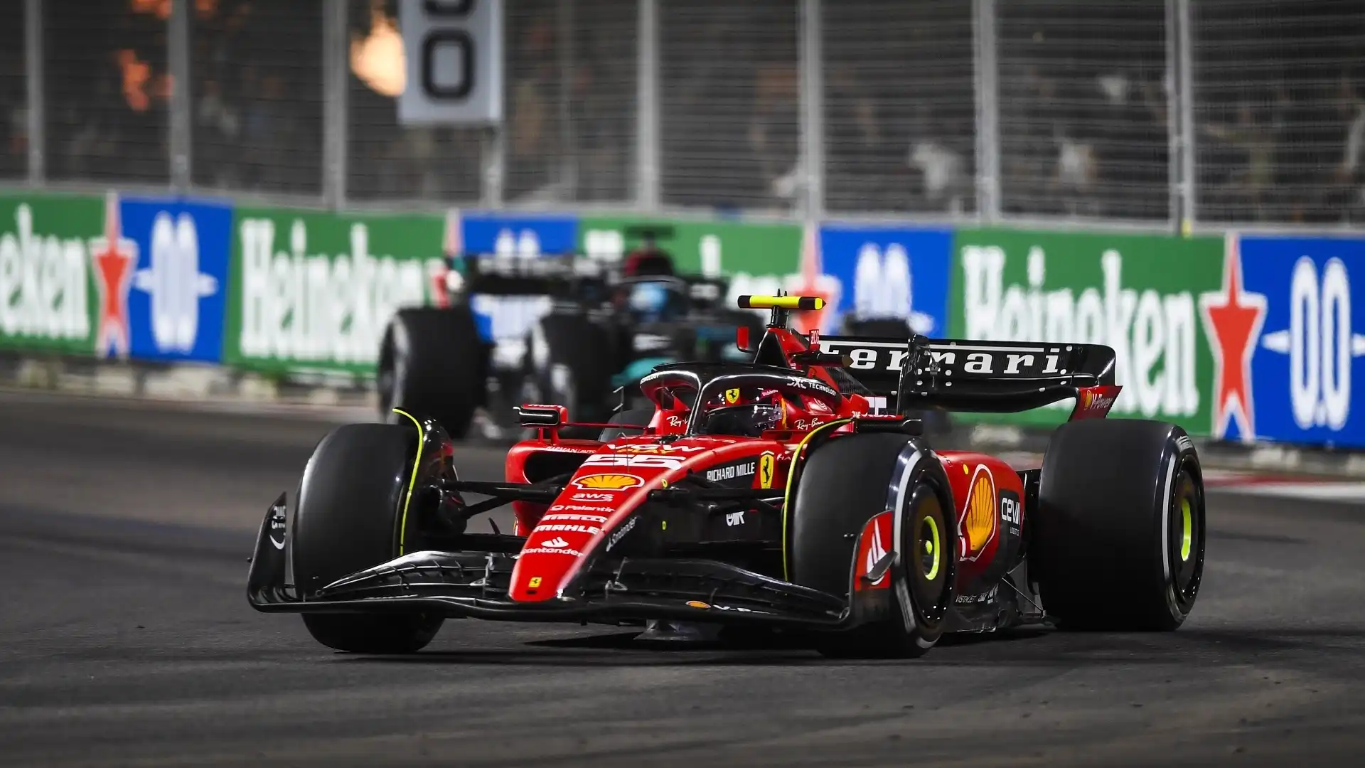 Trionfo pazzesco di Carlos Sainz e della Ferrari a Singapore