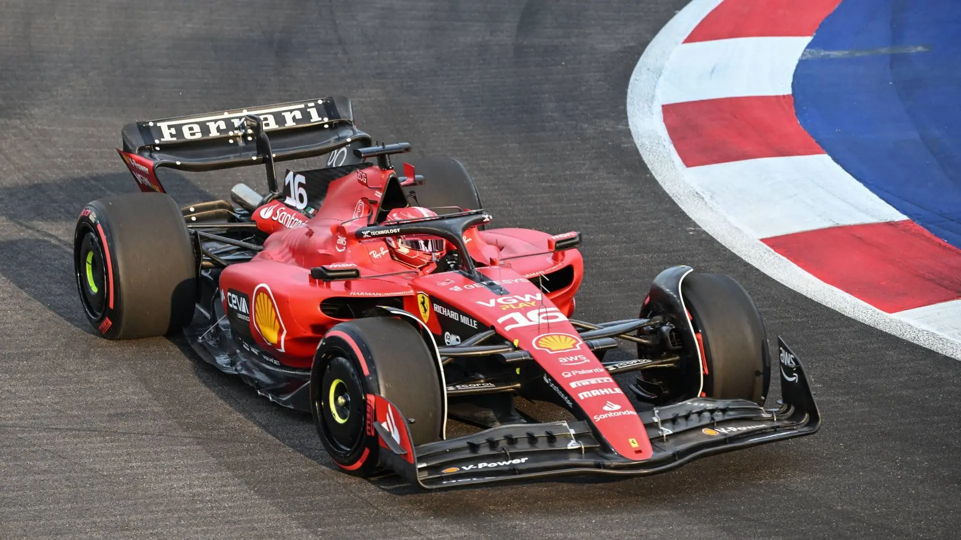 F1, a Singapore la Ferrari brilla nelle prime libere: Leclerc precede Sainz