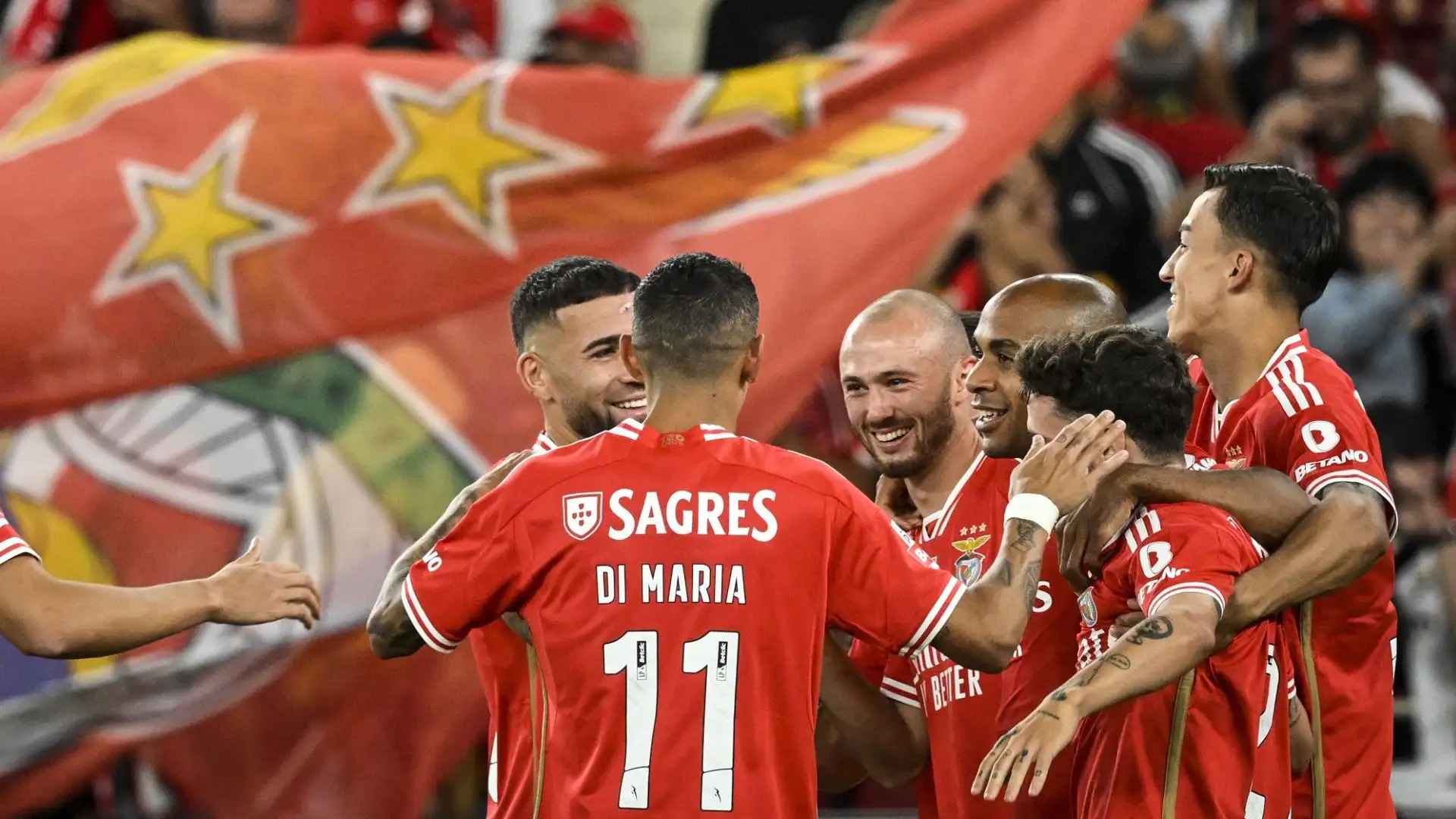 Di Maria ha provocato l'autogol di Fernandes al 15' per l'1-0 dei padroni di casa