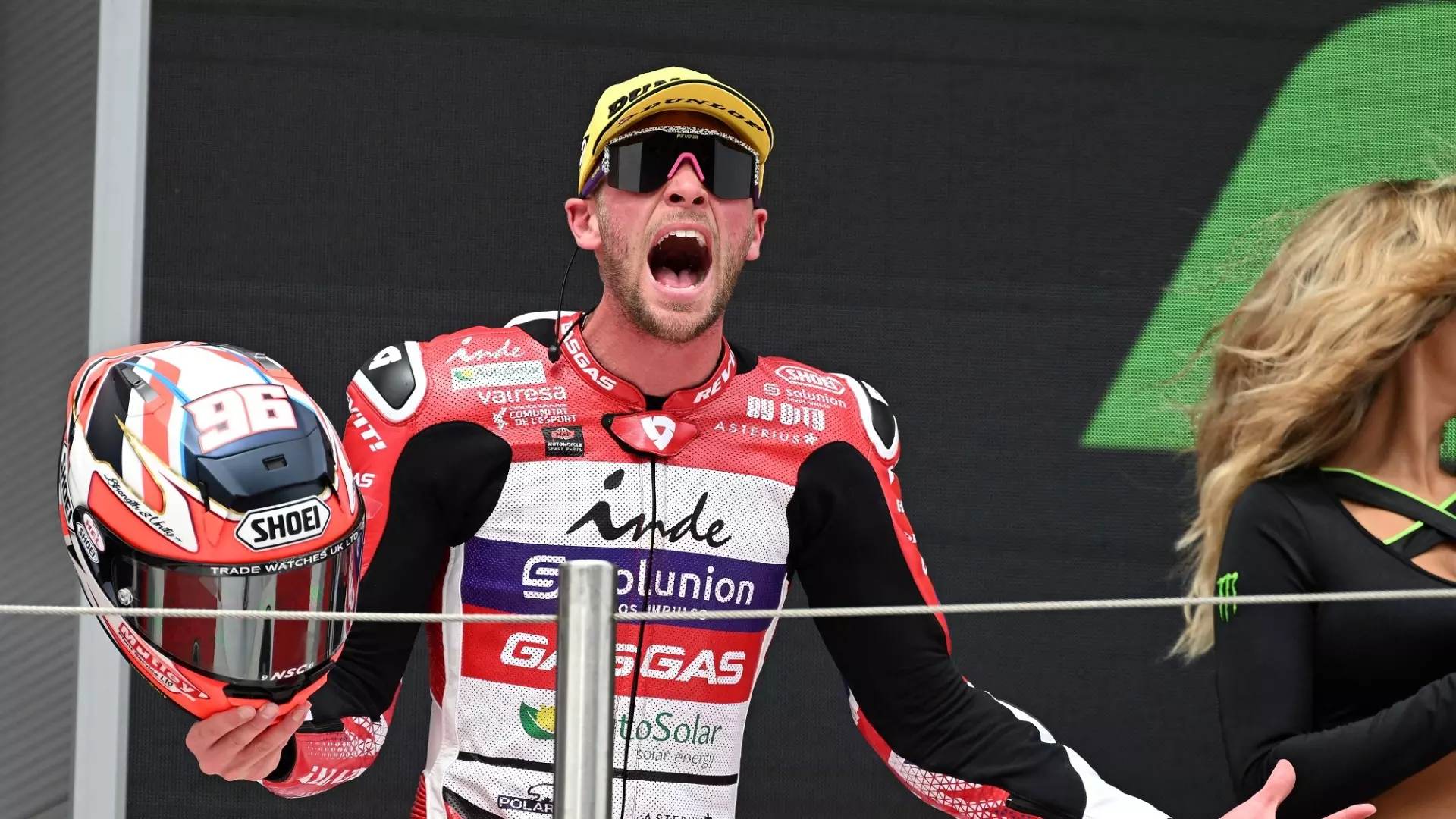 Moto2, Jake Dixon vince a Barcellona. Acosta allunga