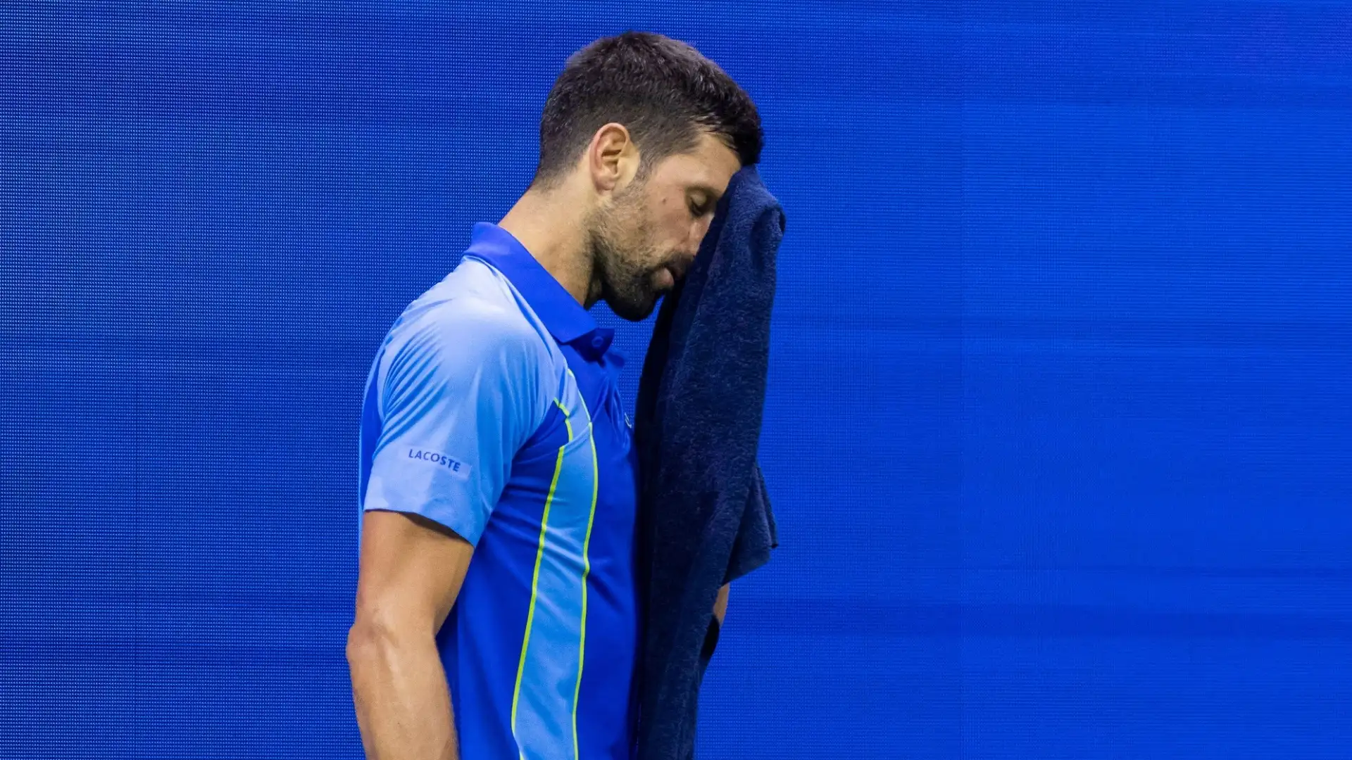 Nervoso e poco incisivo al servizio. Djokovic perde sia il primo sia il secondo set per 6-4