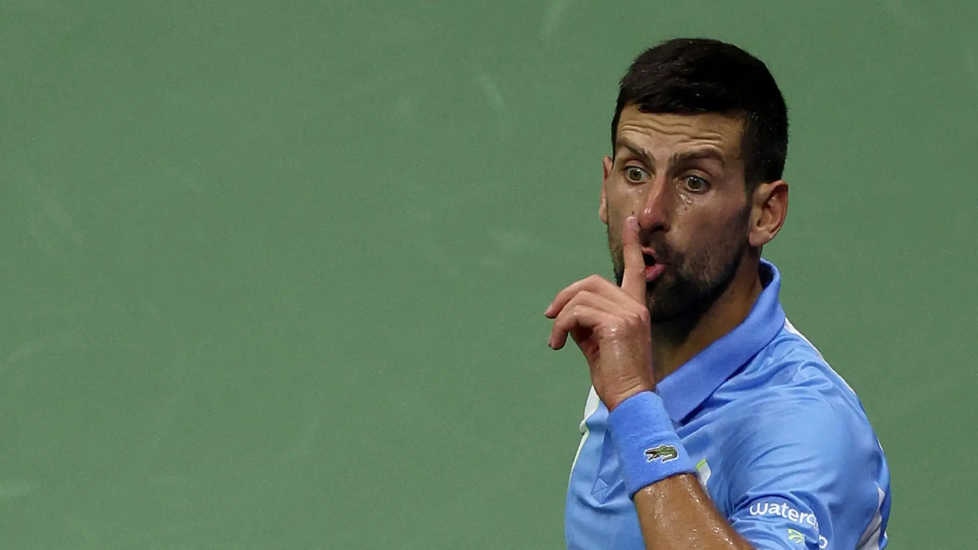Anche il pubblico, tutto dalla parte del suo idolo, ha indispettito Djokovic che ha avuto alcuni momenti di nervosismo
