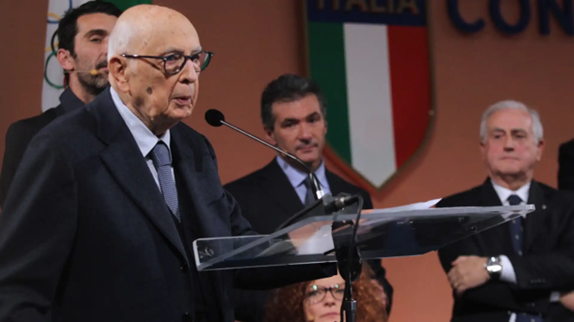 Fischi e cori nel minuto di raccoglimento per Giorgio Napolitano: numerosi club multati