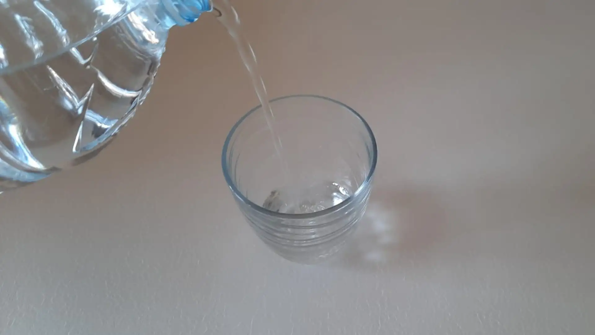 Una buona regola è bere mezzo litro d'acqua due ore prima dell'allenamento
