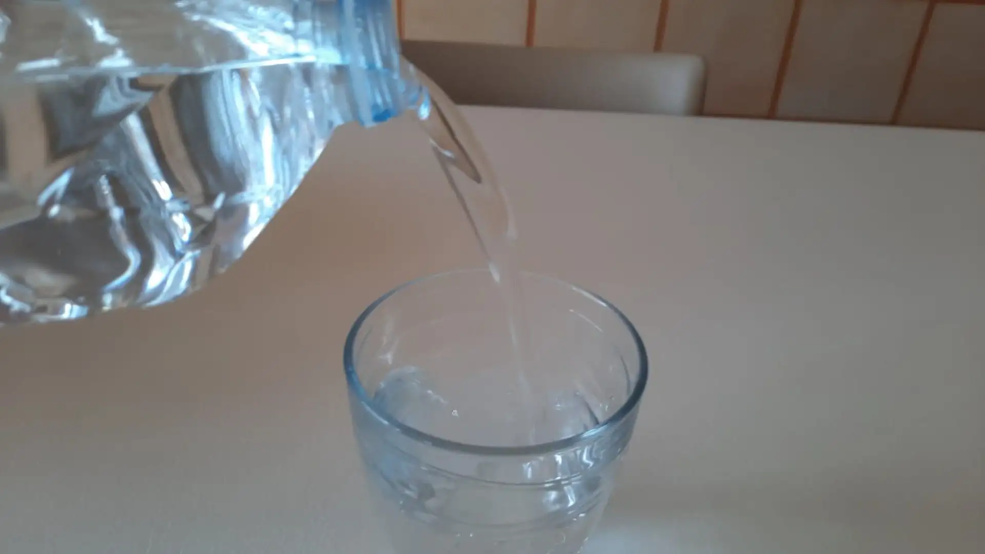 All'acqua suggeriamo di aggiungere qualche goccia di succo di limone e una piccola dose dii zenzero