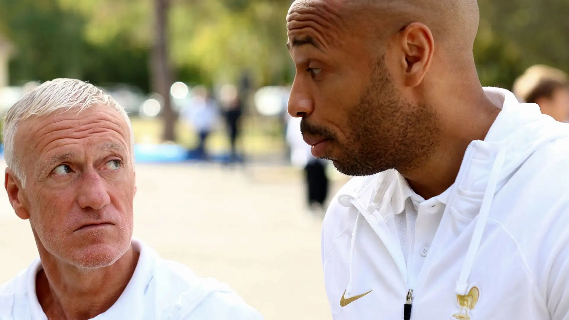 C'erano anche Didier Deschamps e Thierry Henry all'inaugurazione di uno spazio intitolato all'ex commissario tecnico dei Bleus