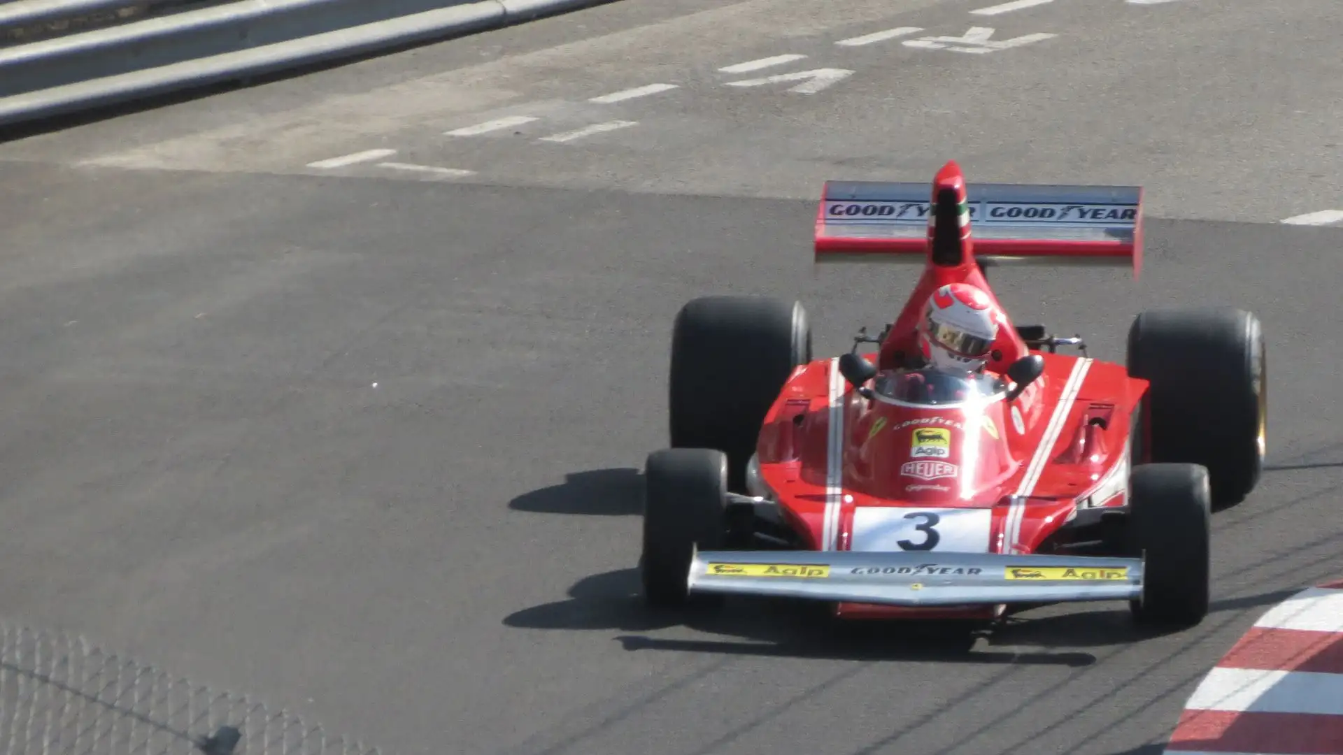 In realtà sia Leclerc che Sainz non sono mai stati in corsa per il Mondiale