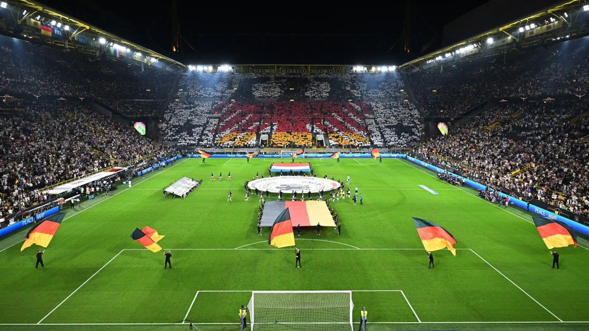 Splendida la coreografia dei tifosi tedeschi