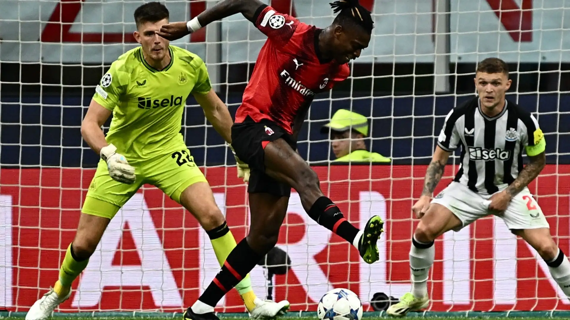 Al 33' Leao dopo aver saltato tre difensori del Newcastle ha provato un improbabile colpo di tacco, inciampando e sprecando un'occasione d'oro