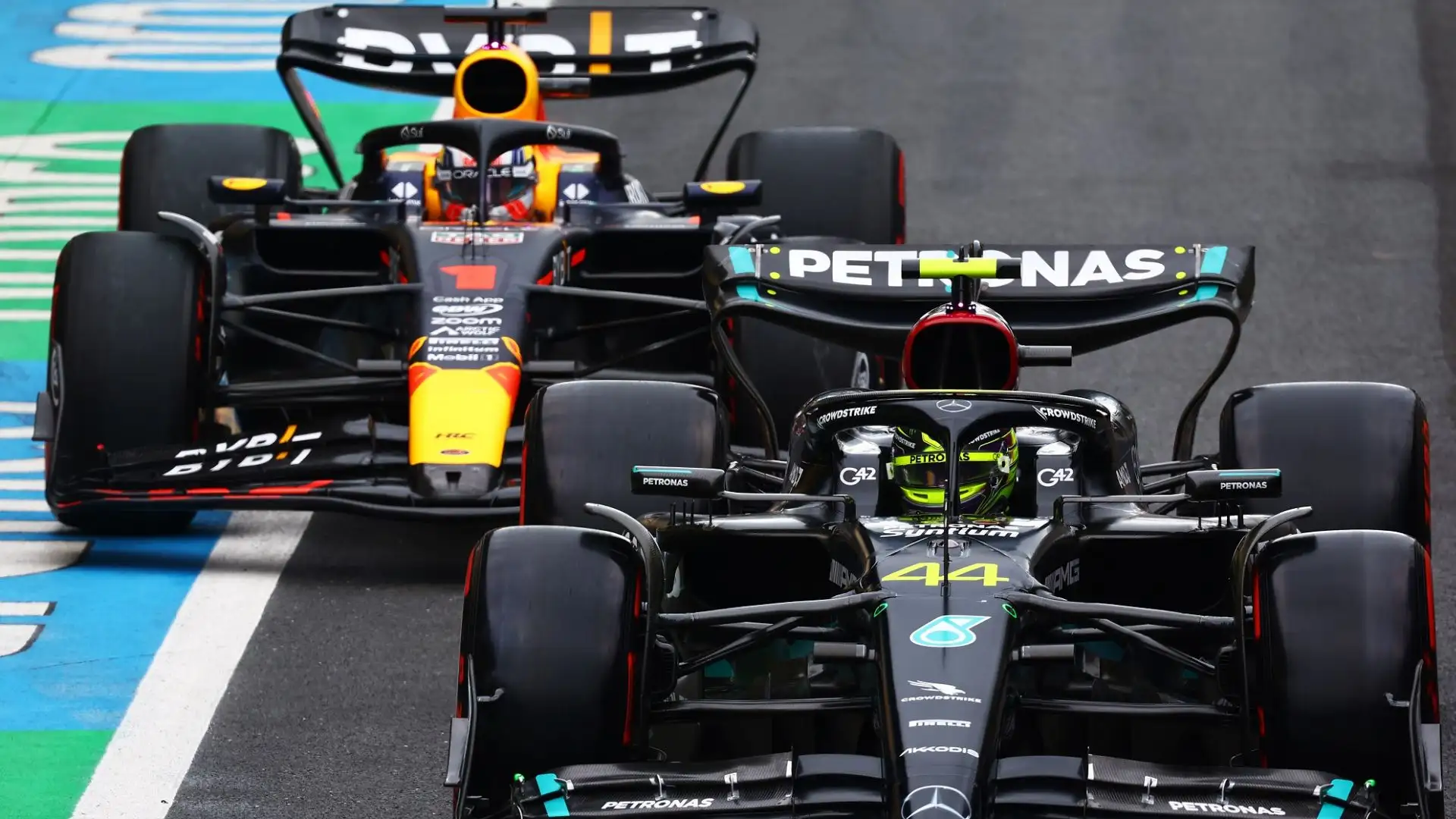 "Non ho certo avuto la vita facile con i miei compagni, come invece capita a Verstappen", ha detto Hamilton