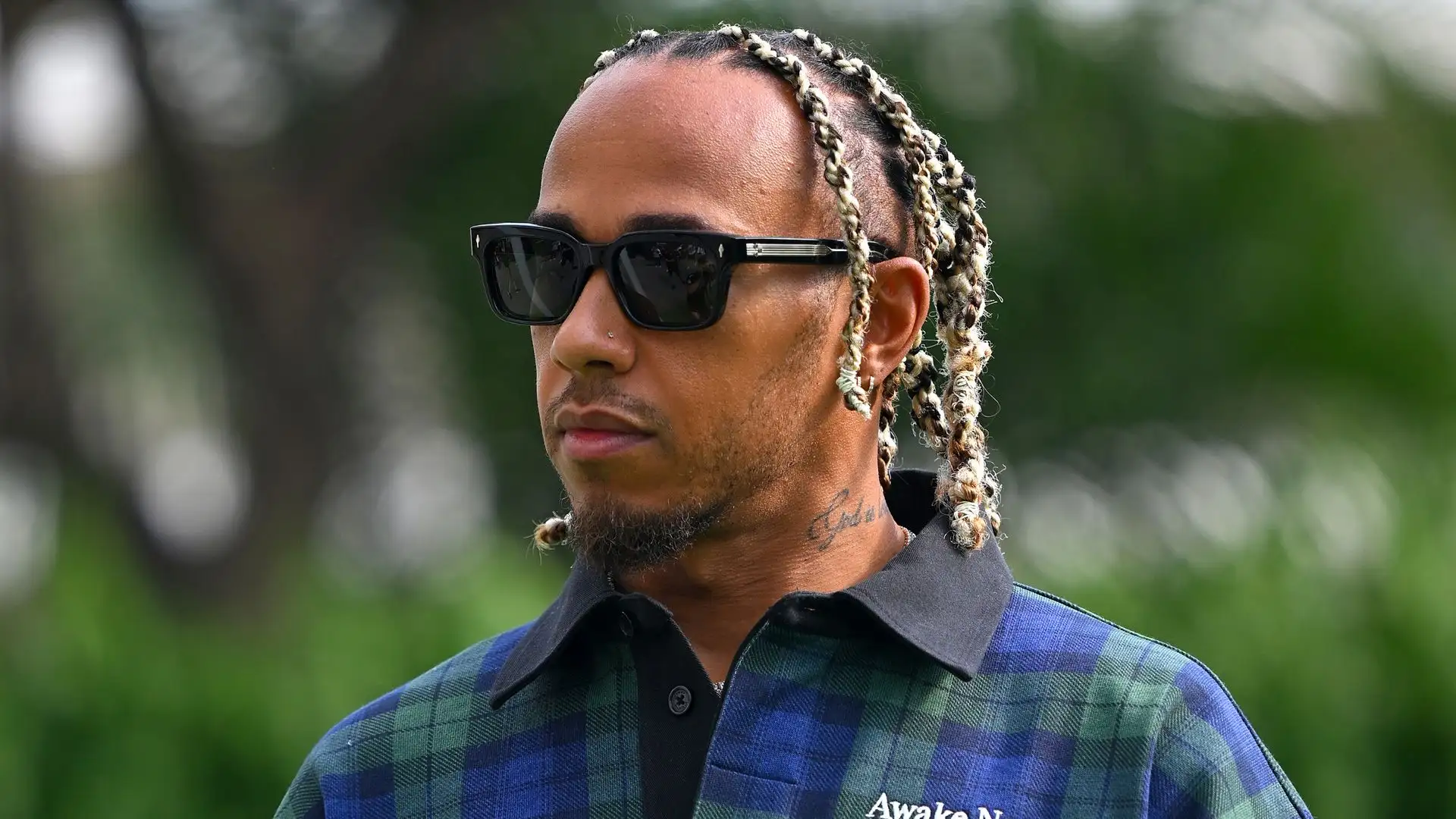 In quanto al look, Lewis ha stupito ancora tutti
