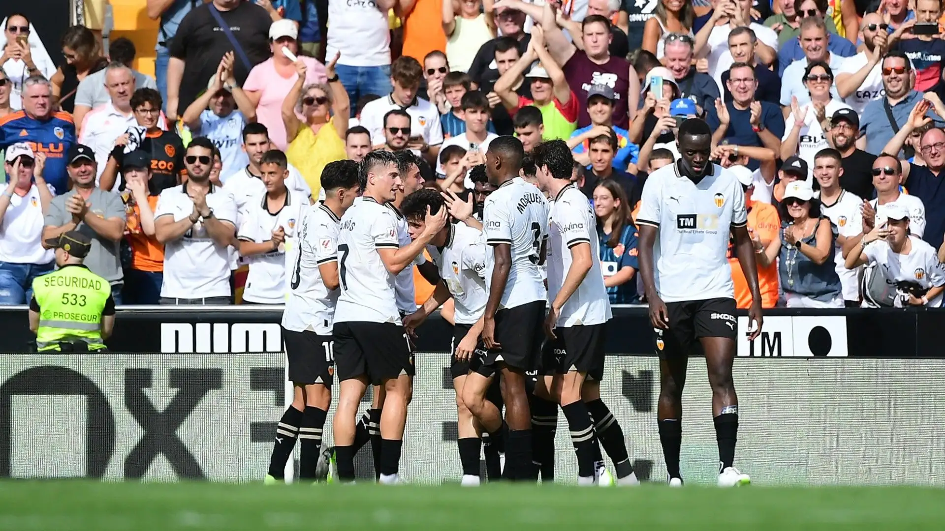 Ecco il Valencia che festeggia dopo il tris calato all'Atletico Madrid
