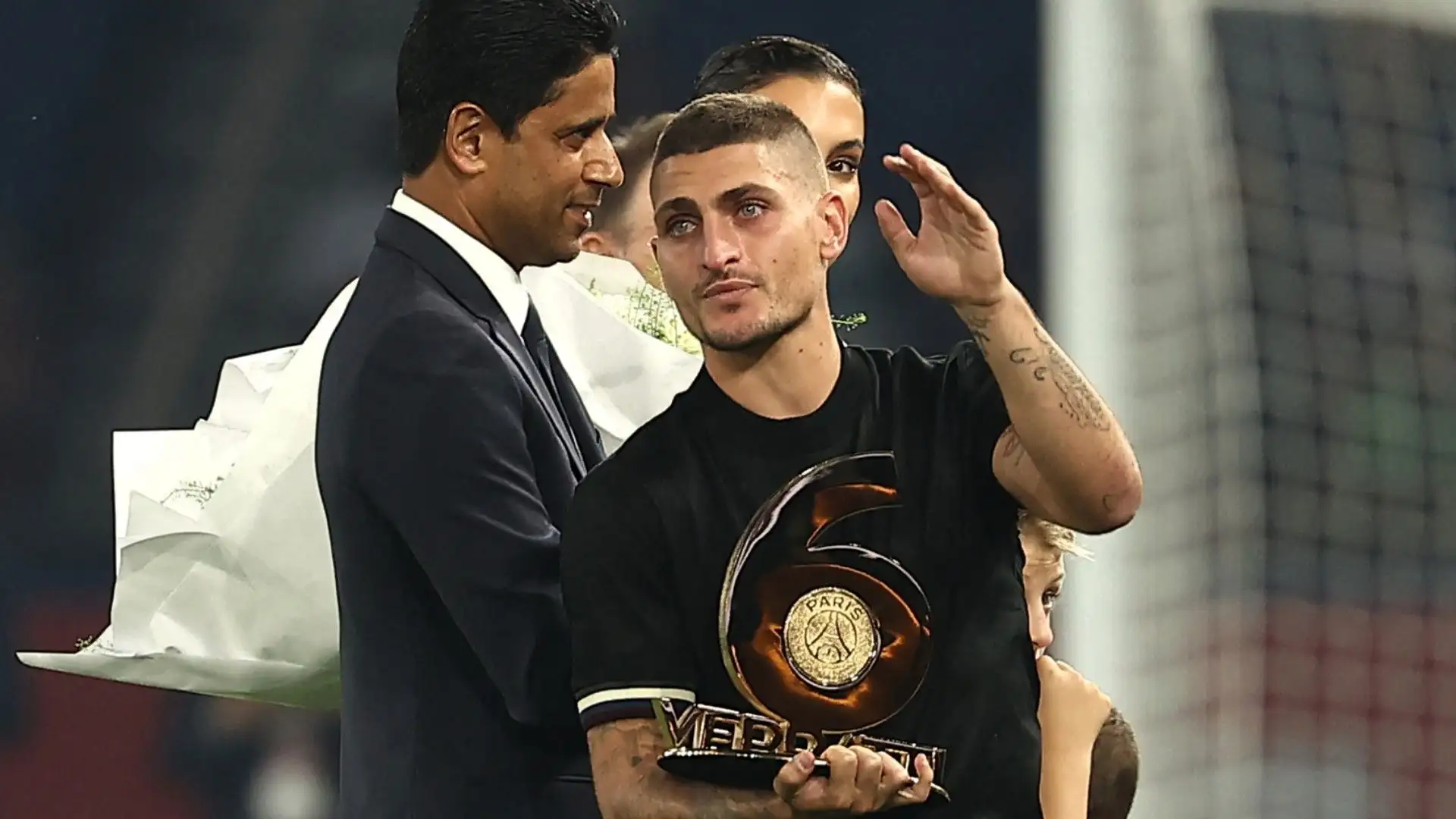 La società francese l'ha omaggiato di un trofeo speciale che replica il 6, il suo numero di maglia