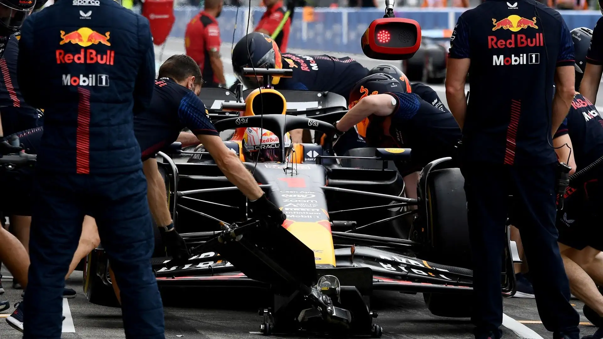 Verstappen è leader del Mondiale di F1 con 374 punti