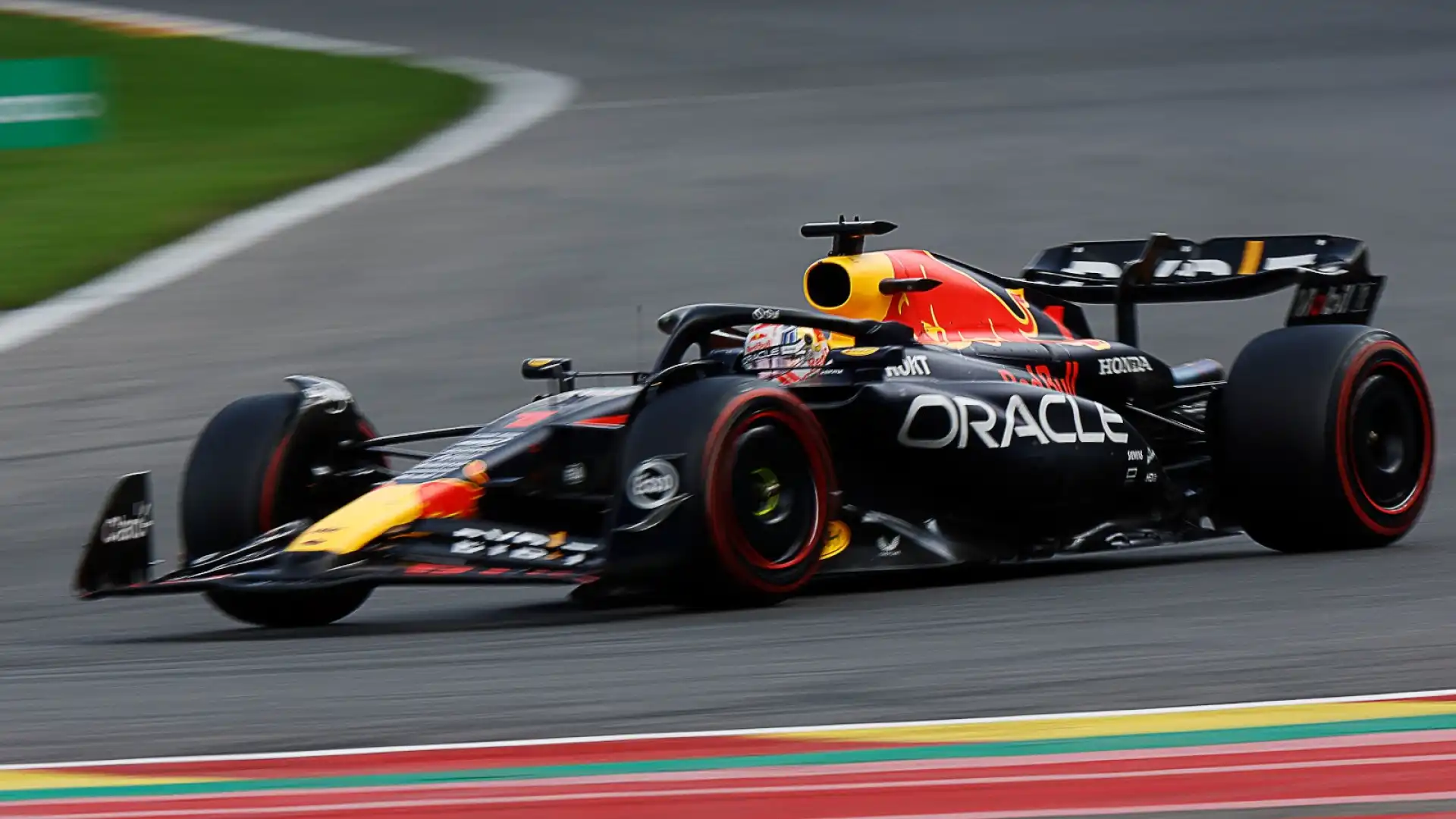 Max Verstappen rimette in riga le Ferrari