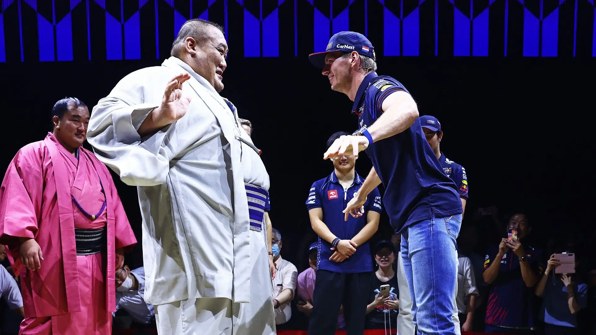 E' finito sul ring con un enorme lottatore
