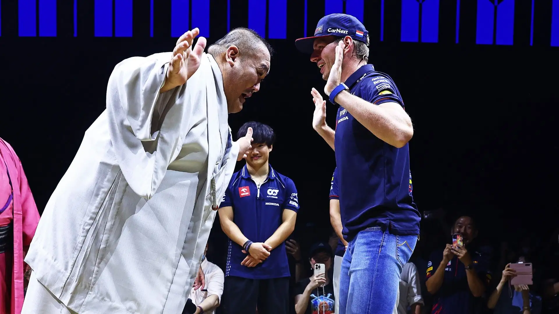Il campione della Red Bull si è cimentato nel sumo
