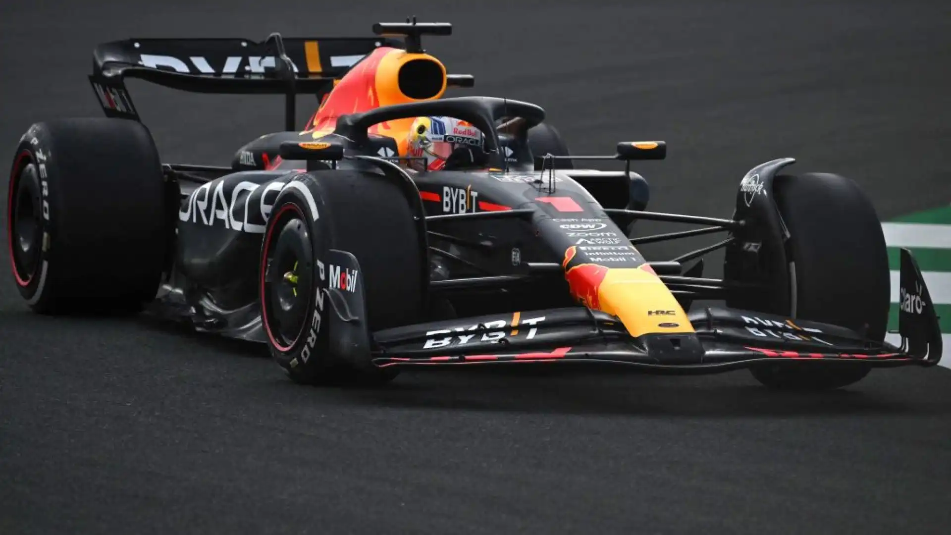 Max Verstappen domina, Ferrari indietro