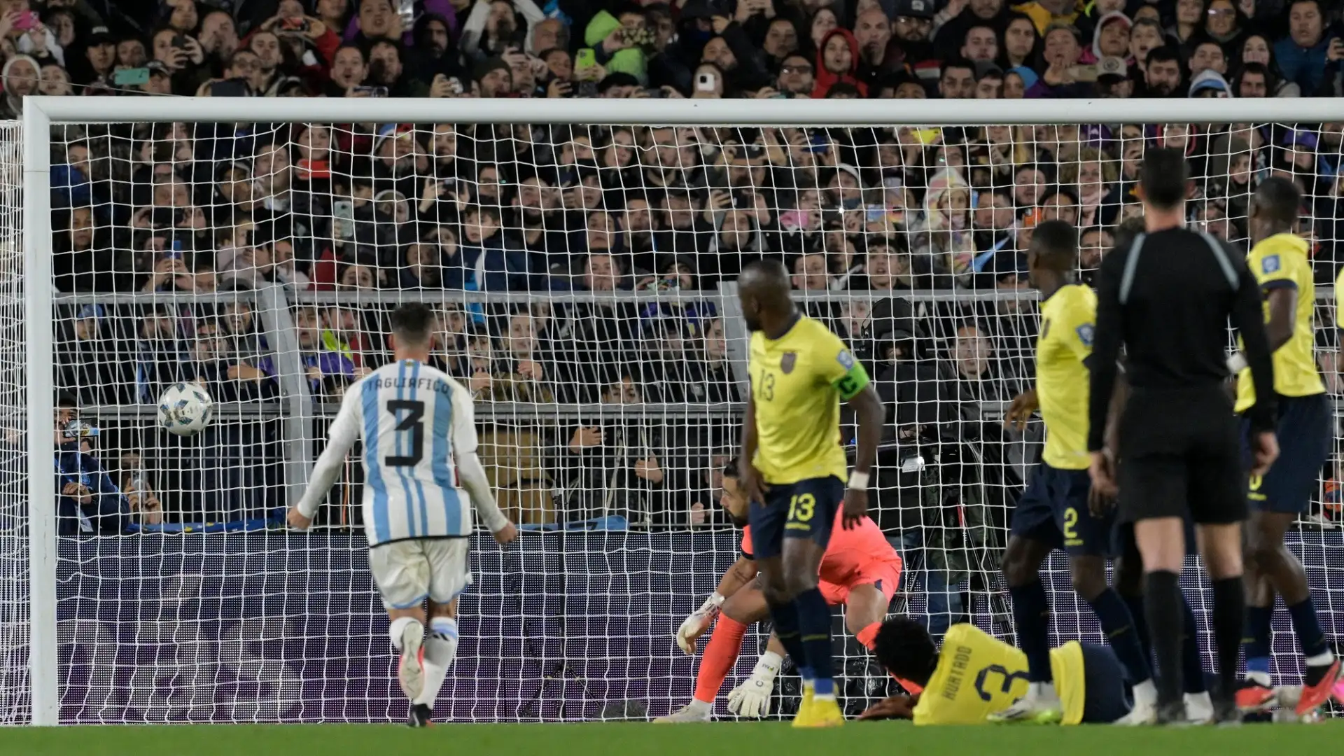 Il portiere dell'Ecuador Galindez è rimasto immobile