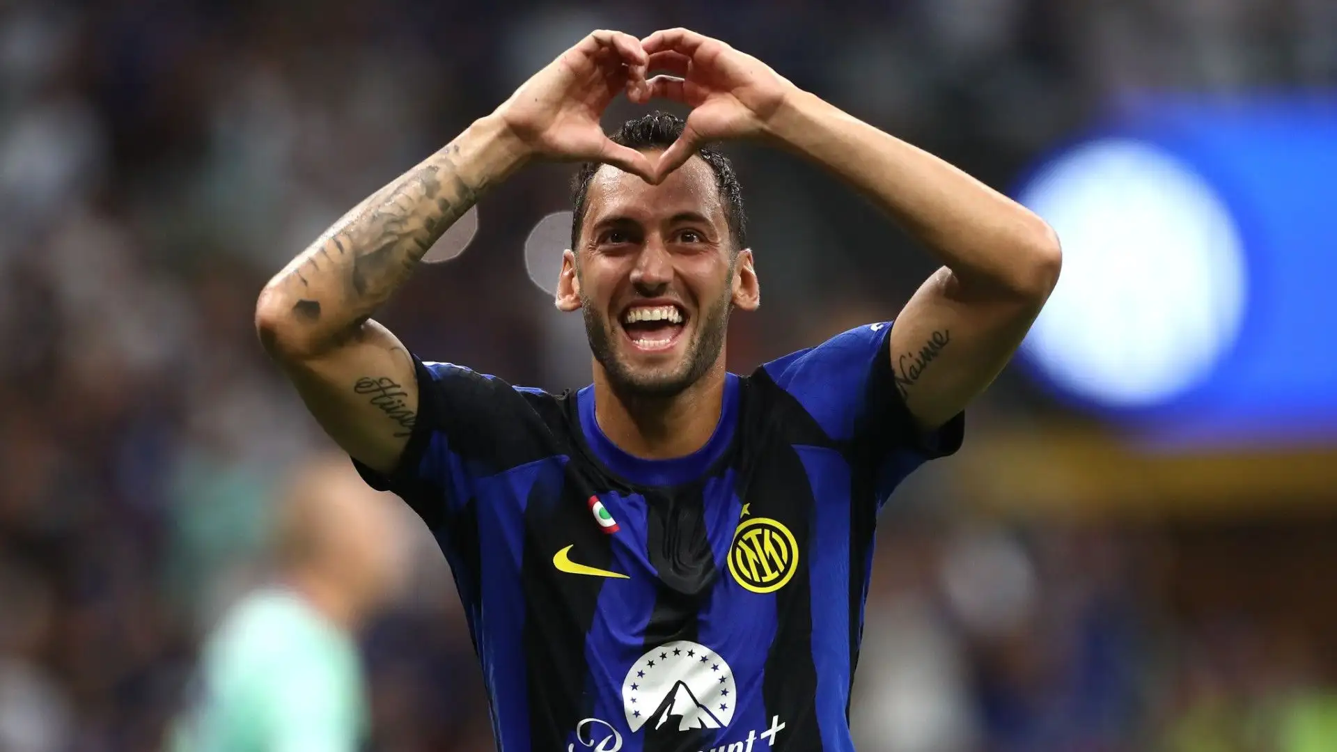 Calhanoglu ha giocato sia con la maglia del Milan che con quella dell'Inter
