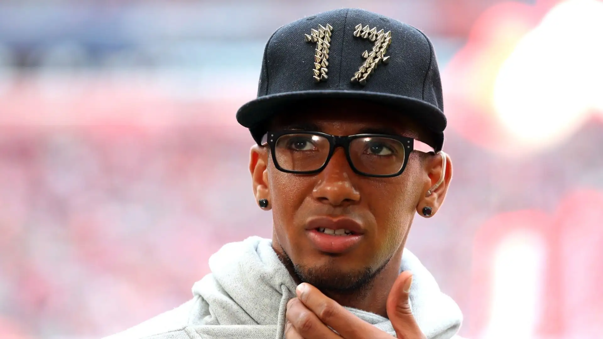Eccolo ai tempi del Bayern Monaco con il 17, suo numero di maglia, in borchie sul cappellino