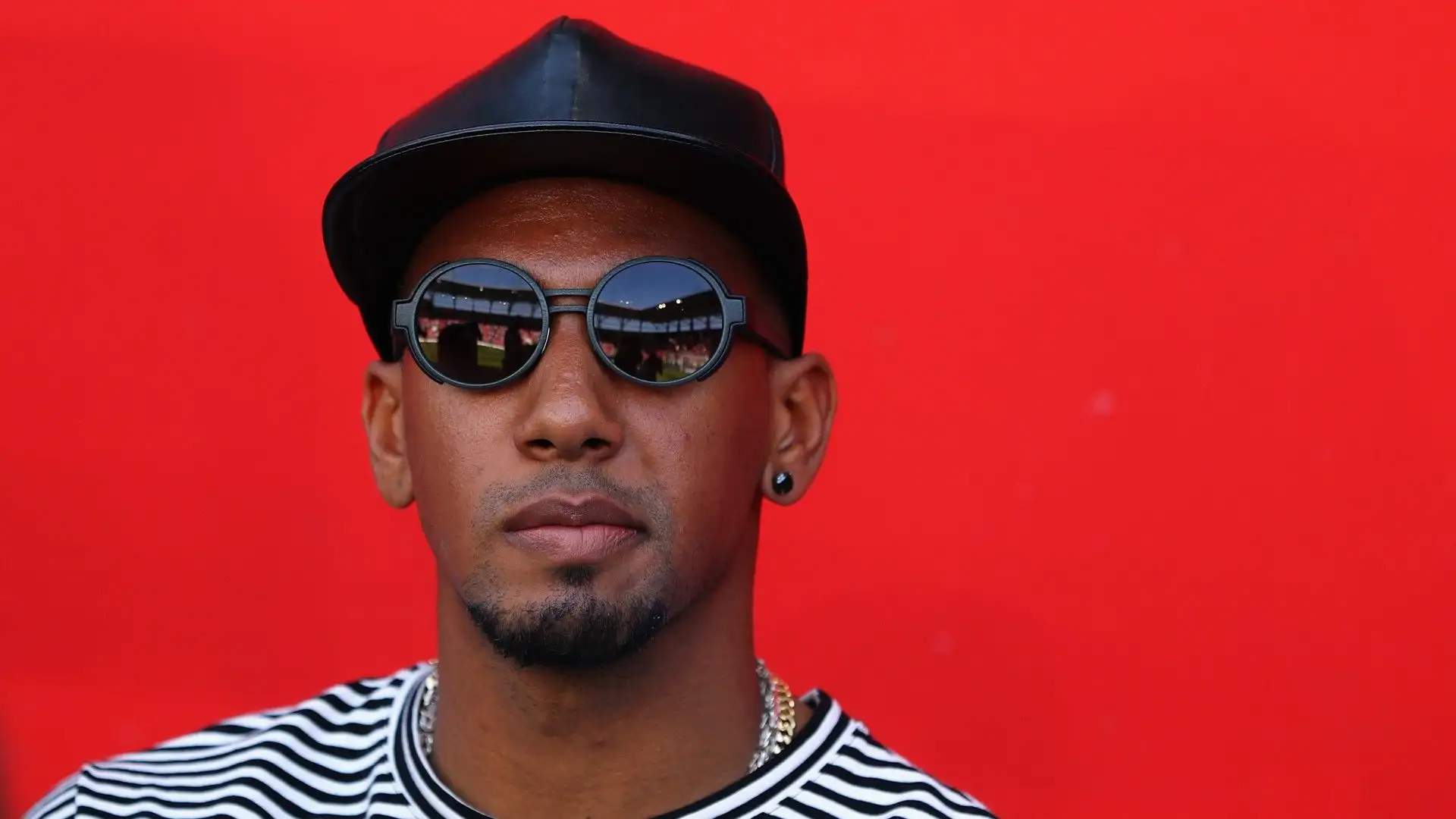 Cappello, occhiali e maglia a righe