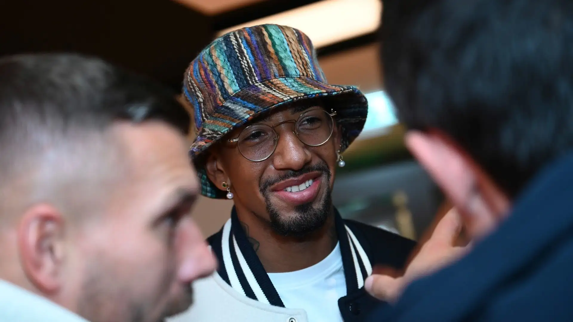 In questa occasione invece Boateng ha optato per un cappello bucket colorato