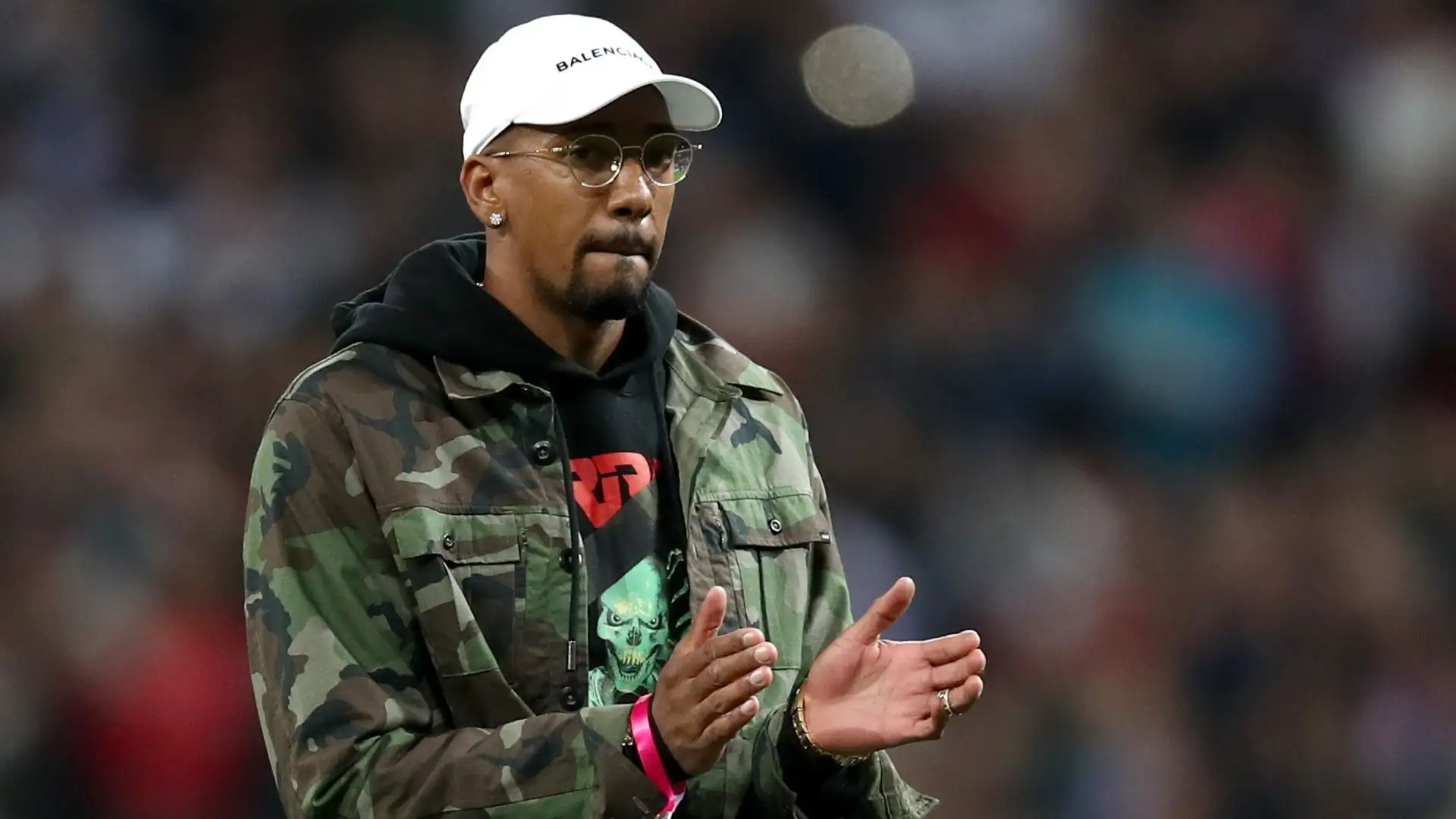Per Jerome Boateng dev'essere difficile passare inosservato con questa giacca mimetica