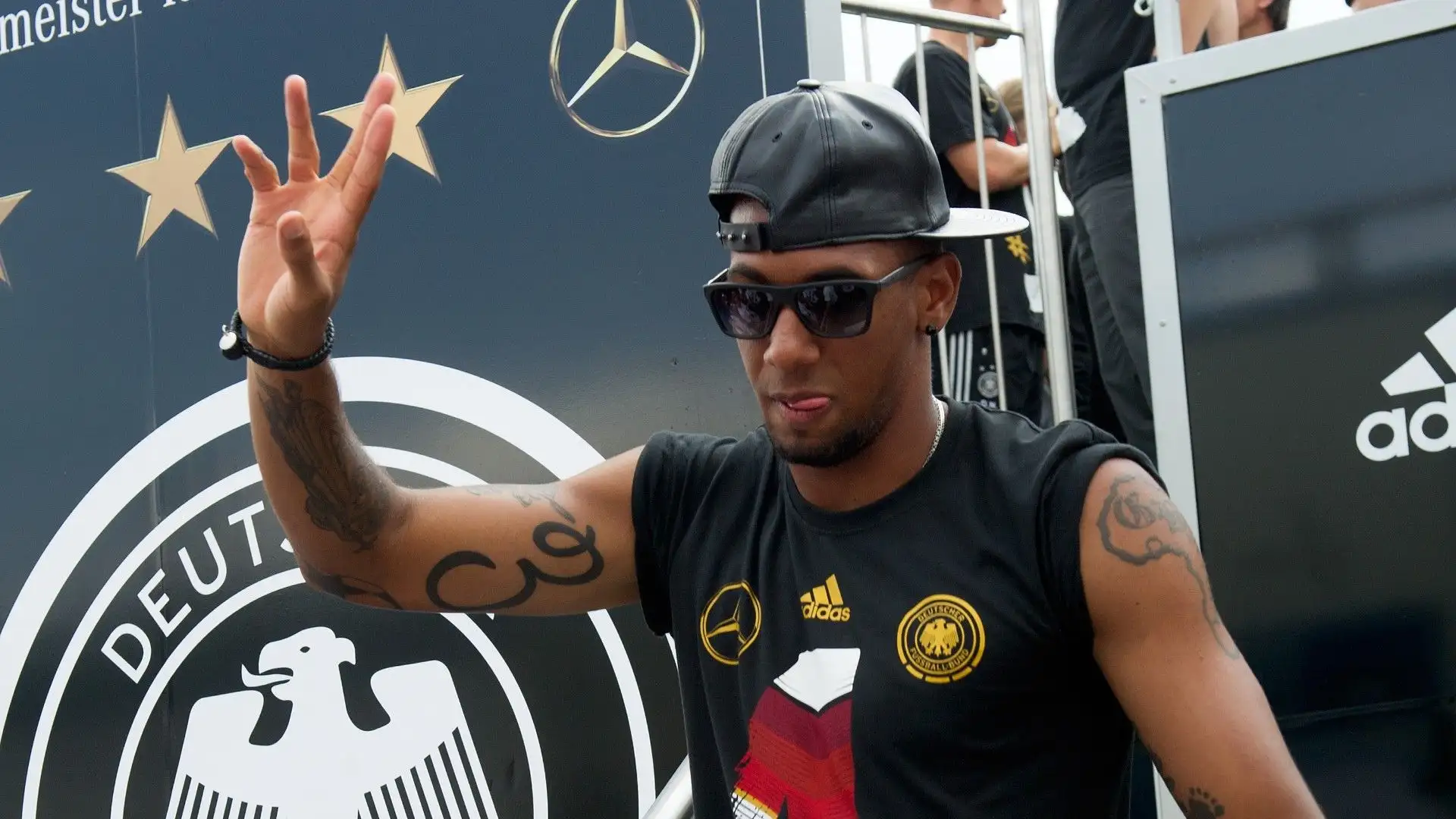 In questa foto Boateng era molto giovane: era il 2014 e festeggiava la vittoria dei Mondiali con il cappellino storto e le maniche della maglia tirate su