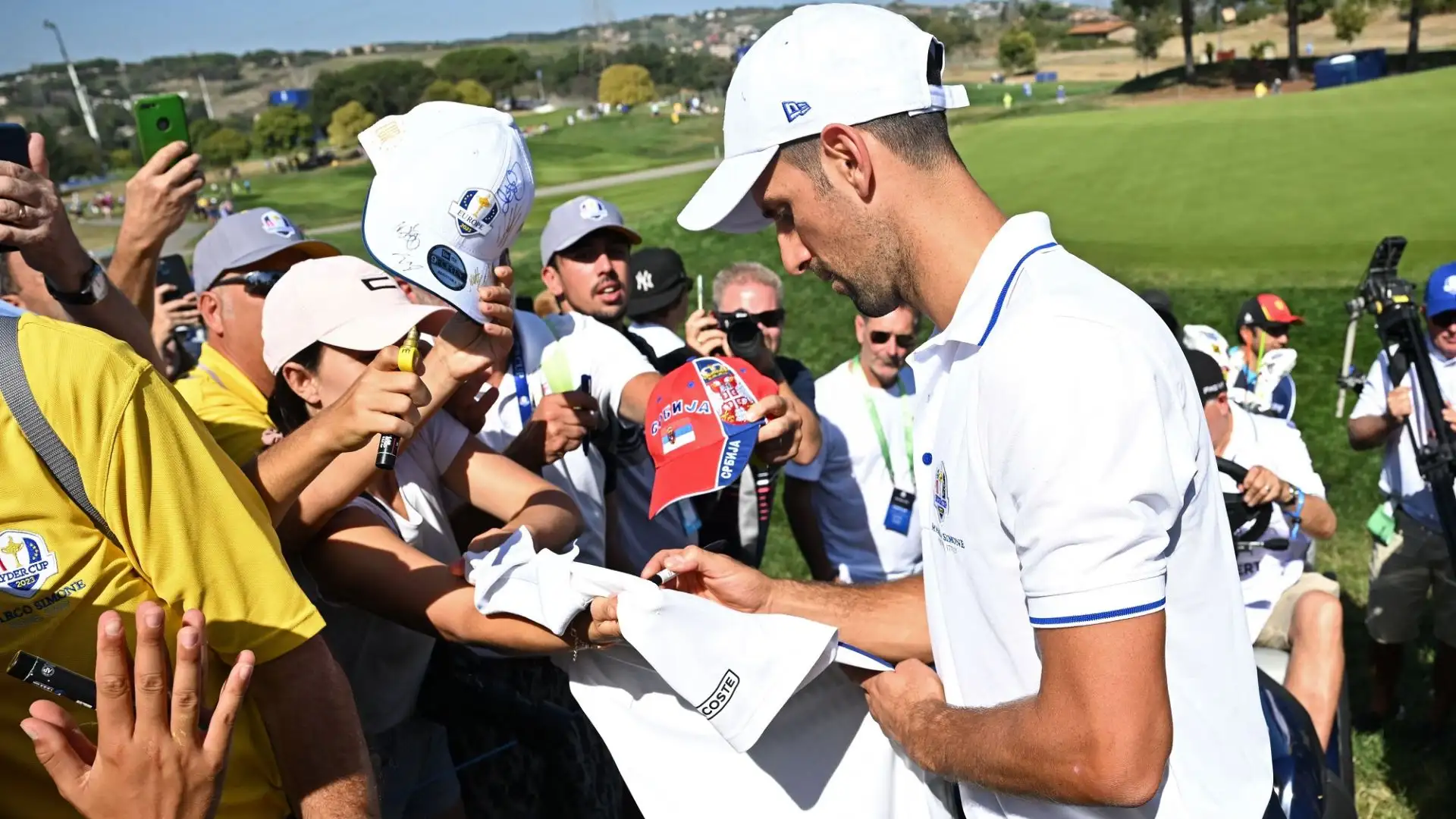Nole si è fermato a firmare diversi autografi