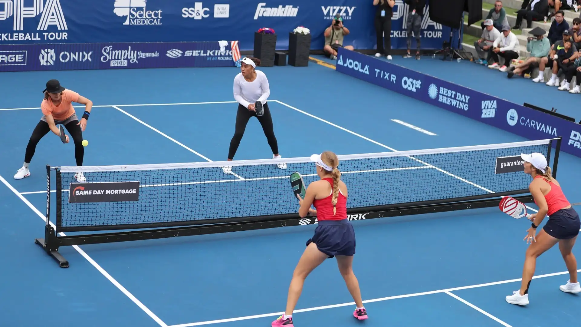 Il Pickleball è una via di mezzo tra tennis e padel, con richiami al ping pong e al badminton
