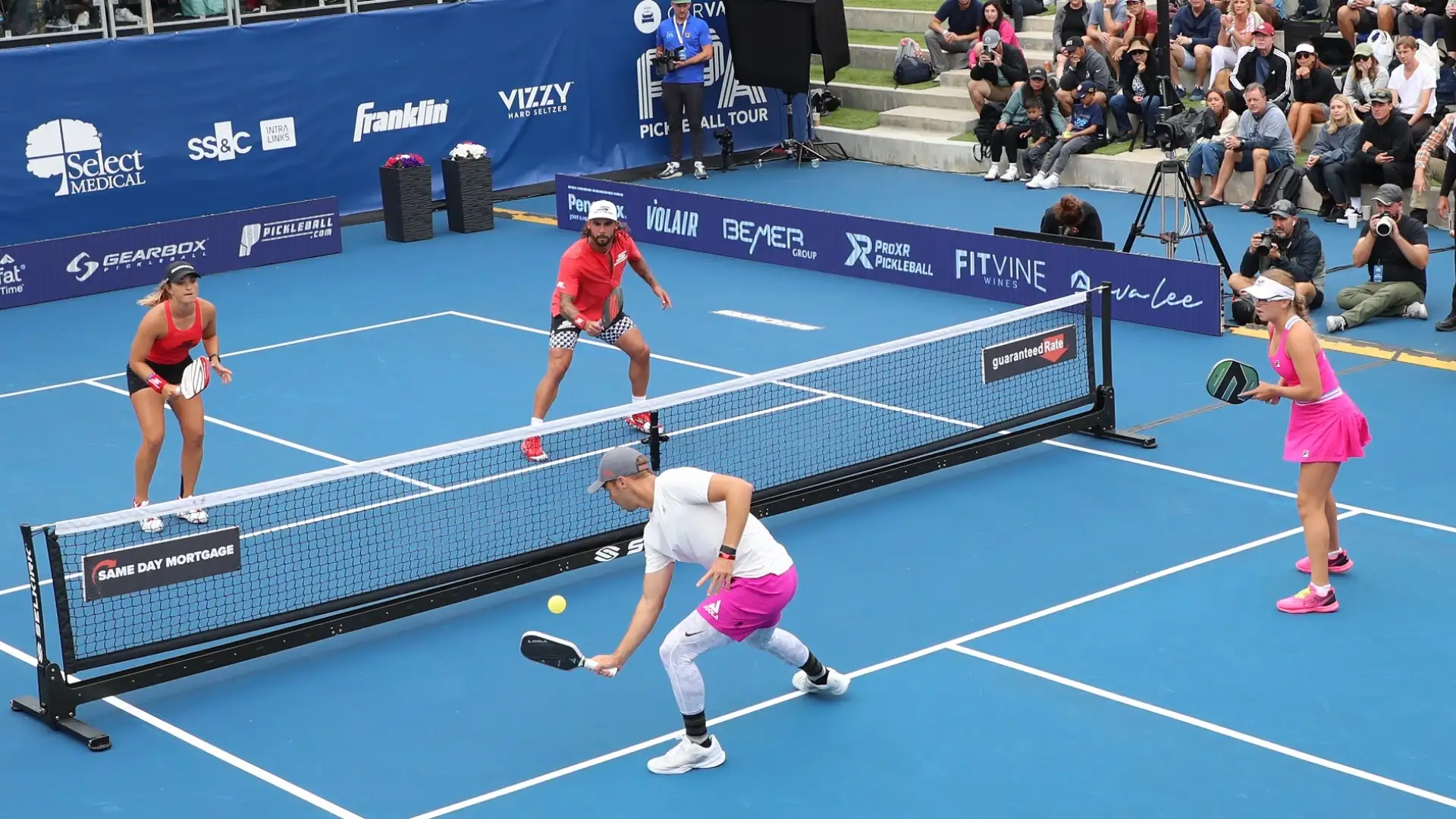 Il Pickleball si gioca all'interno di un campo molto piccolo: 13,40 metri di lunghezza e 5,60 metri di larghezza per il torneo singolo e 6,10 metri per il doppio