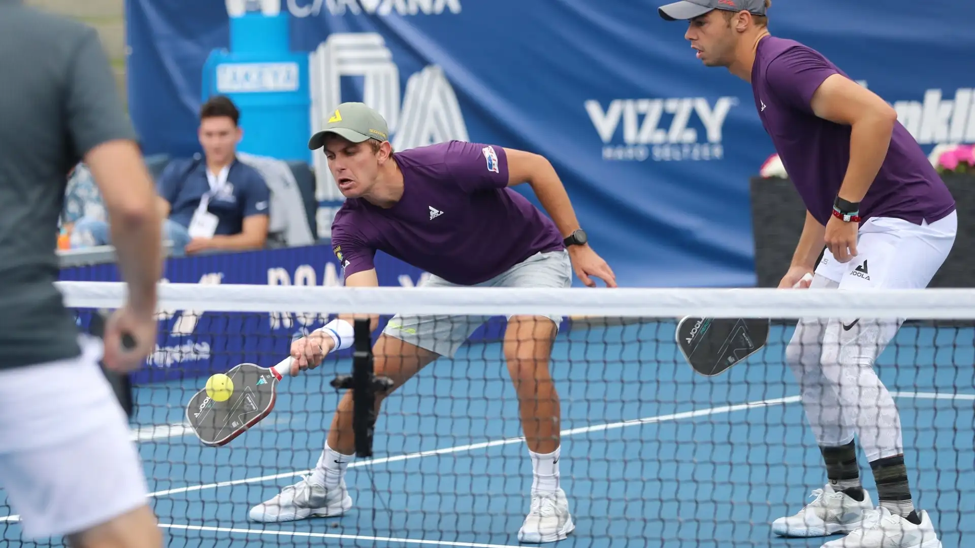 Le racchette sono piccole e piatte e assomigliano a quelle del padel