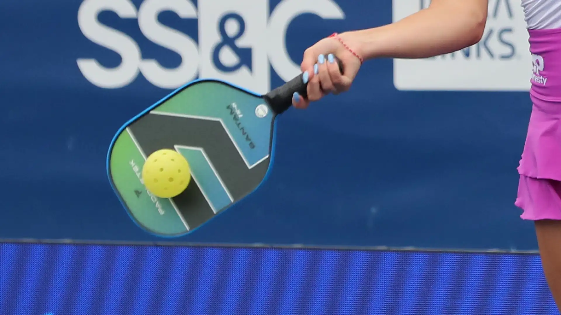 La pallina è molto più leggera di quelle da tennis e da padel essendo di plastica, ed ha dei fori sulla superficie per evitare l'effetto del vento